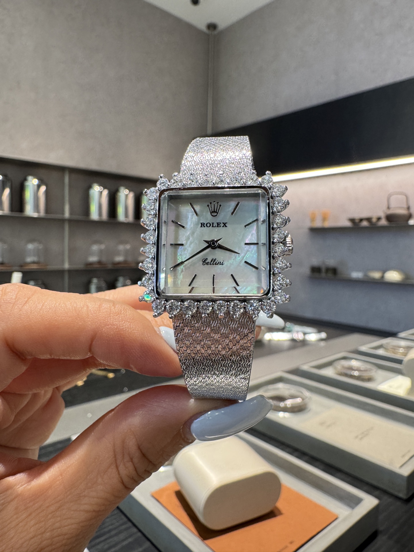 批💰300 Rolex vintage 时光沉淀的美💫绽放在70年代的太阳花，宝藏古董劳力士太惊艳，普通腕表随潮流褪色，劳力士随岁月增值，早期的设计，今日仍是巅峰。劳力士从未过时，只因真正的传奇无需迭代。尽显奢华与尊贵，让人眼前一亮。27✖️33mm
