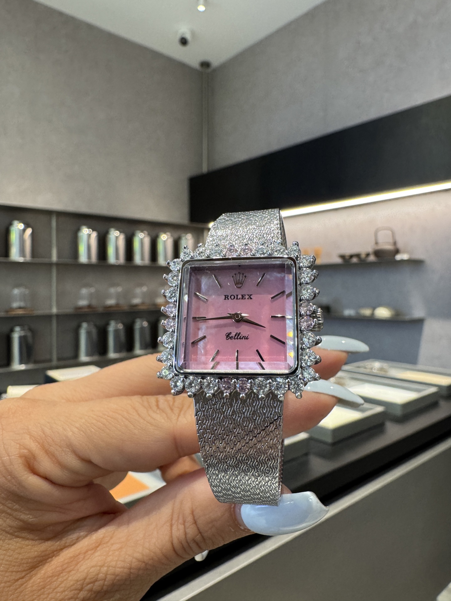 批💰300 Rolex vintage 时光沉淀的美💫绽放在70年代的太阳花，宝藏古董劳力士太惊艳，普通腕表随潮流褪色，劳力士随岁月增值，早期的设计，今日仍是巅峰。劳力士从未过时，只因真正的传奇无需迭代。尽显奢华与尊贵，让人眼前一亮。27✖️33mm