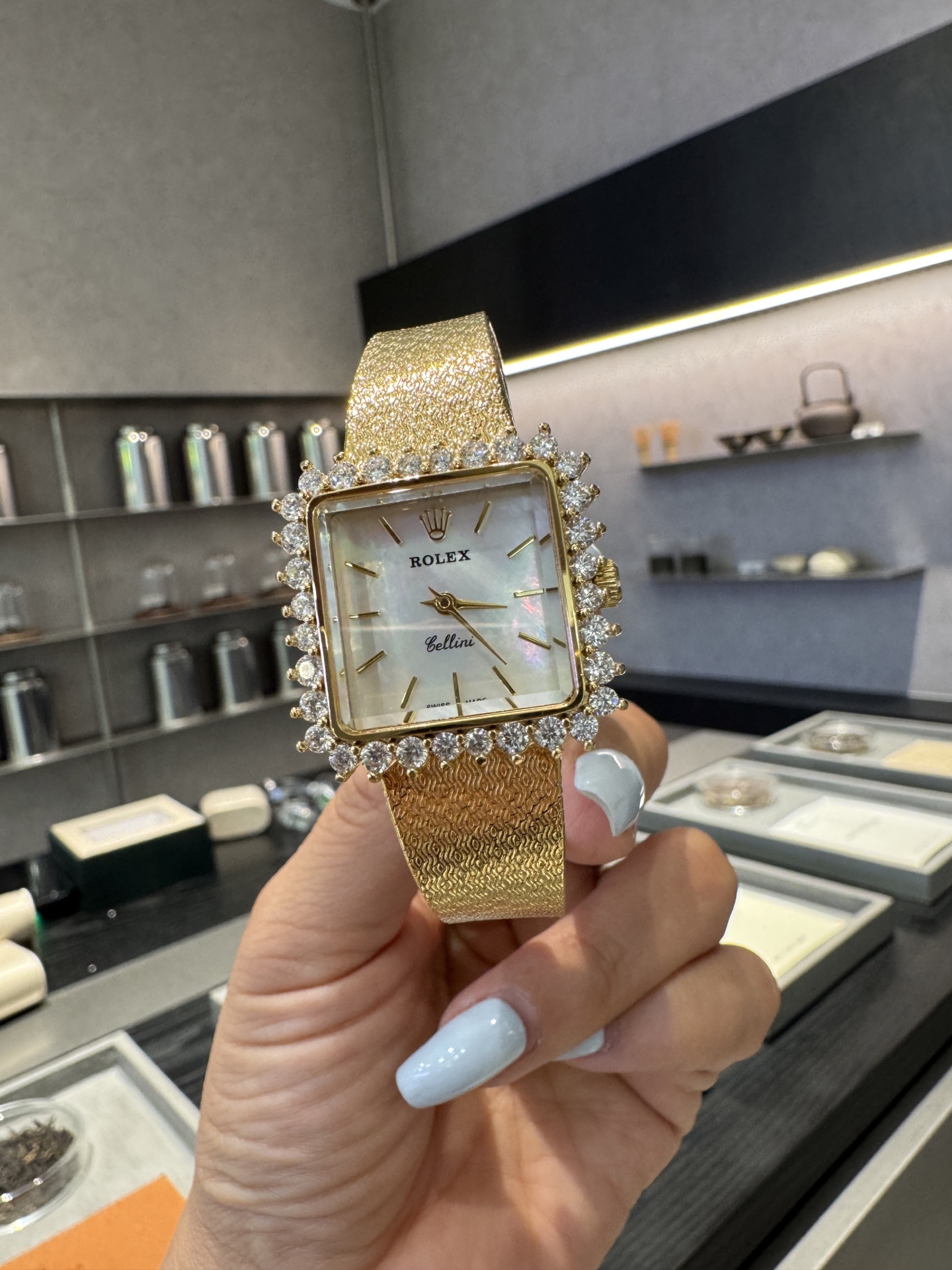 批💰300 Rolex vintage 时光沉淀的美💫绽放在70年代的太阳花，宝藏古董劳力士太惊艳，普通腕表随潮流褪色，劳力士随岁月增值，早期的设计，今日仍是巅峰。劳力士从未过时，只因真正的传奇无需迭代。尽显奢华与尊贵，让人眼前一亮。27✖️33mm