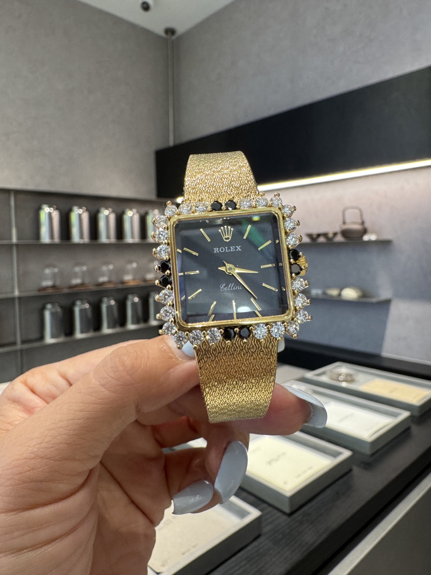 批💰300 Rolex vintage 时光沉淀的美💫绽放在70年代的太阳花，宝藏古董劳力士太惊艳，普通腕表随潮流褪色，劳力士随岁月增值，早期的设计，今日仍是巅峰。劳力士从未过时，只因真正的传奇无需迭代。尽显奢华与尊贵，让人眼前一亮。27✖️33mm