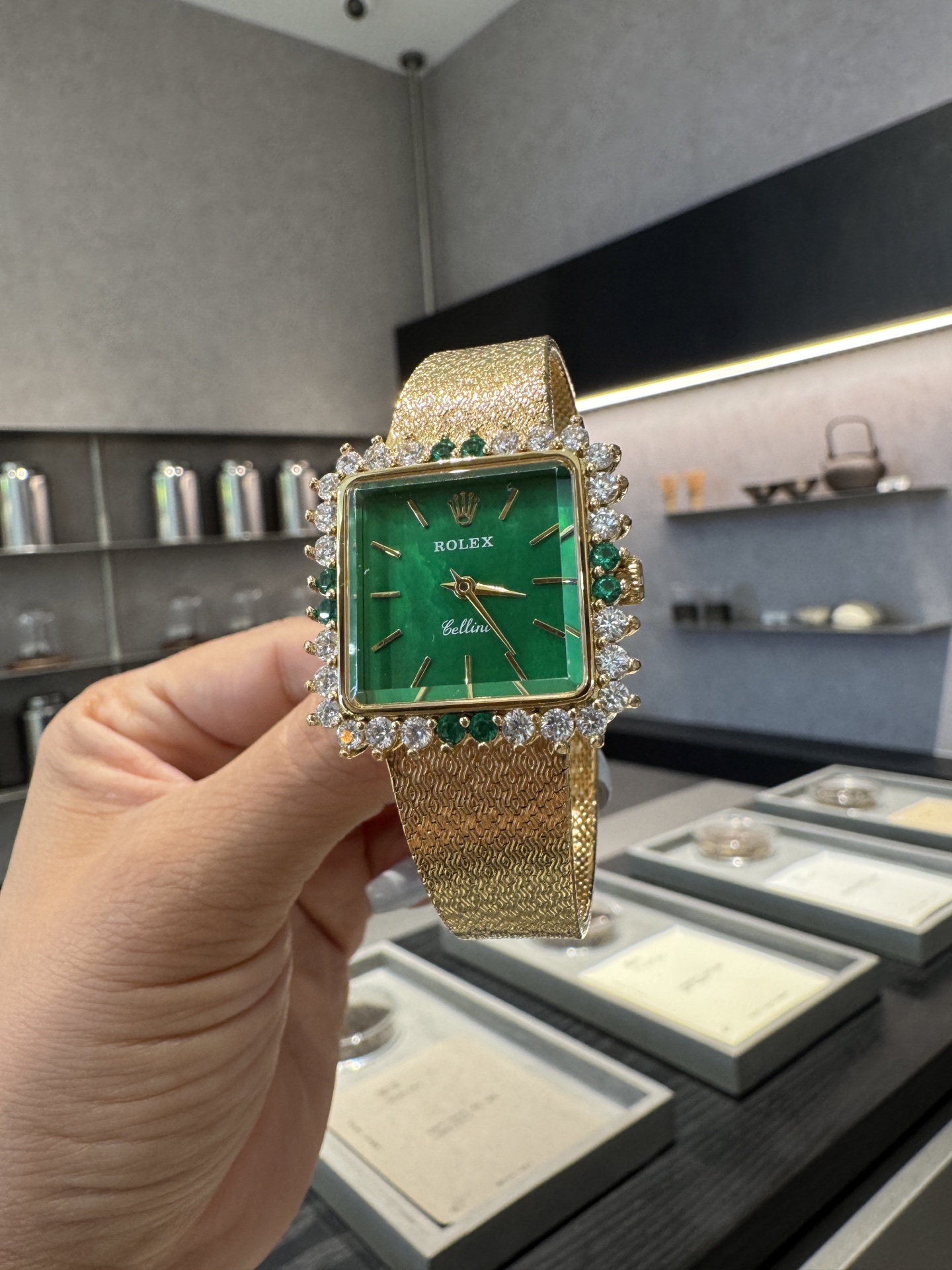 批💰300 Rolex vintage 时光沉淀的美💫绽放在70年代的太阳花，宝藏古董劳力士太惊艳，普通腕表随潮流褪色，劳力士随岁月增值，早期的设计，今日仍是巅峰。劳力士从未过时，只因真正的传奇无需迭代。尽显奢华与尊贵，让人眼前一亮。27✖️33mm