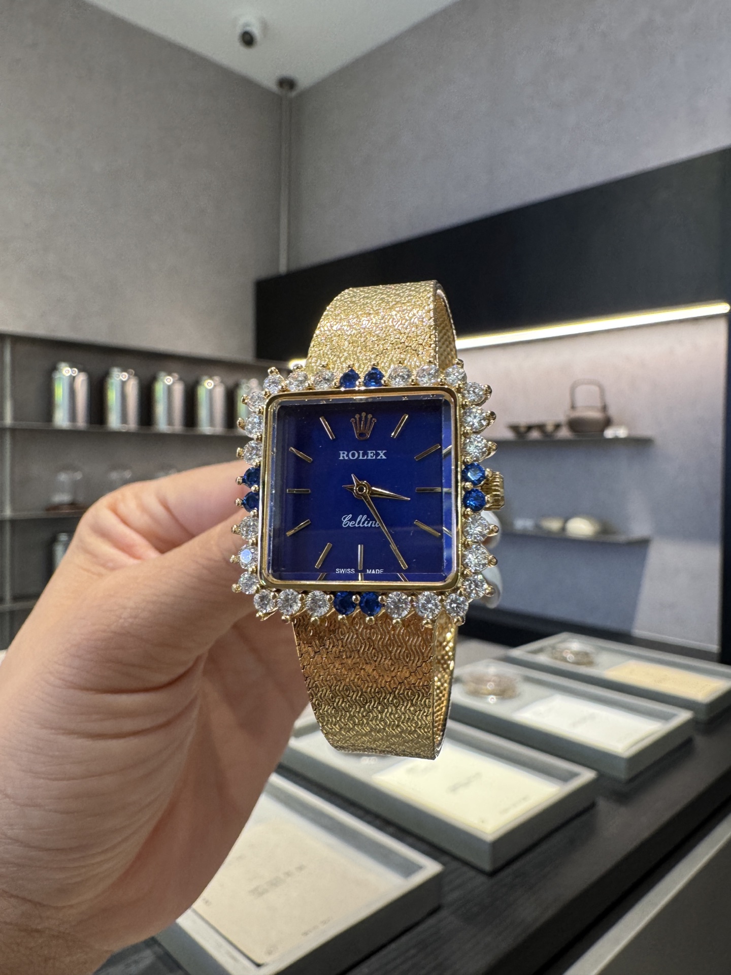 批💰300 Rolex vintage 时光沉淀的美💫绽放在70年代的太阳花，宝藏古董劳力士太惊艳，普通腕表随潮流褪色，劳力士随岁月增值，早期的设计，今日仍是巅峰。劳力士从未过时，只因真正的传奇无需迭代。尽显奢华与尊贵，让人眼前一亮。27✖️33mm