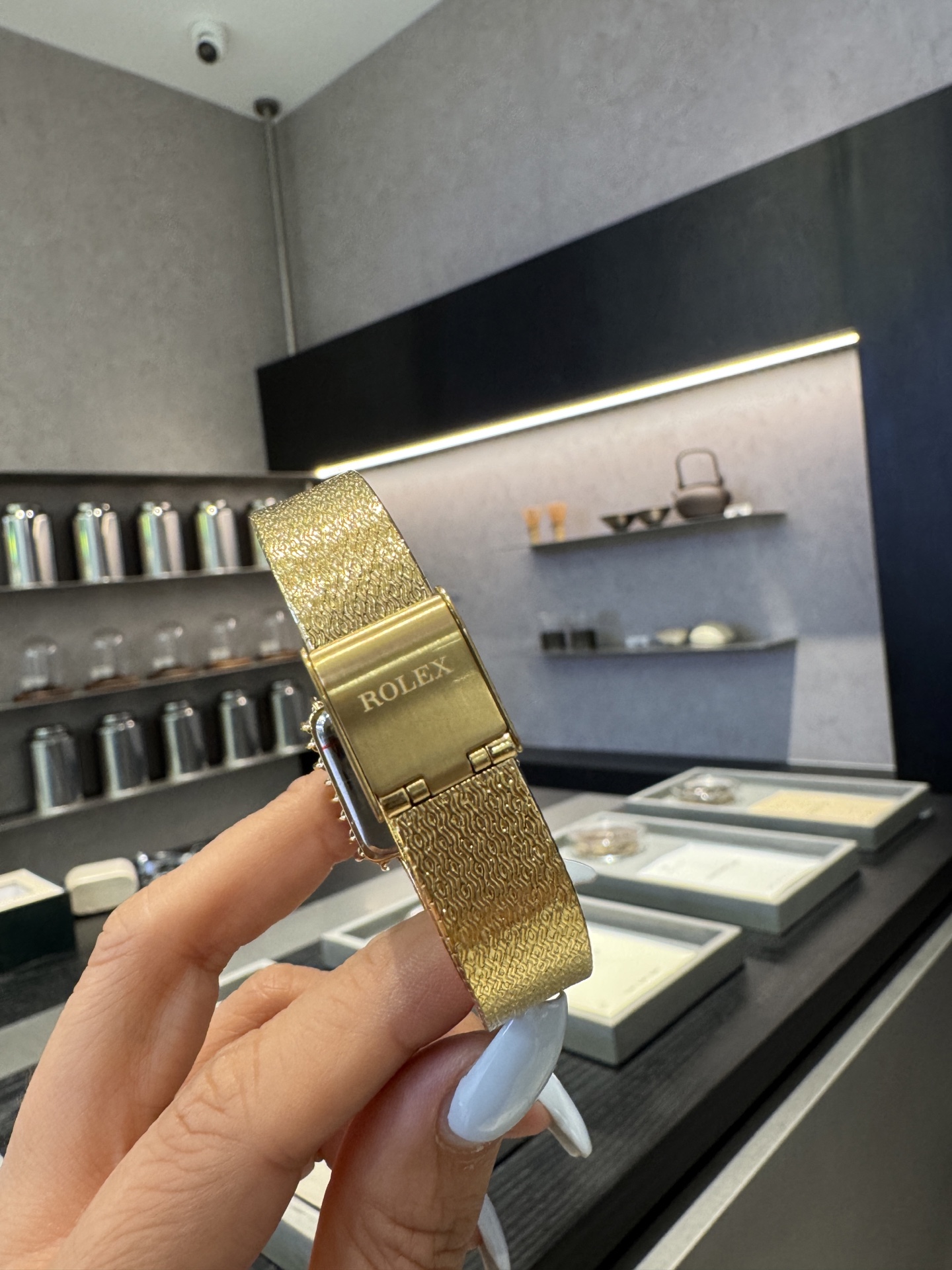 批💰300 Rolex vintage 时光沉淀的美💫绽放在70年代的太阳花，宝藏古董劳力士太惊艳，普通腕表随潮流褪色，劳力士随岁月增值，早期的设计，今日仍是巅峰。劳力士从未过时，只因真正的传奇无需迭代。尽显奢华与尊贵，让人眼前一亮。27✖️33mm
