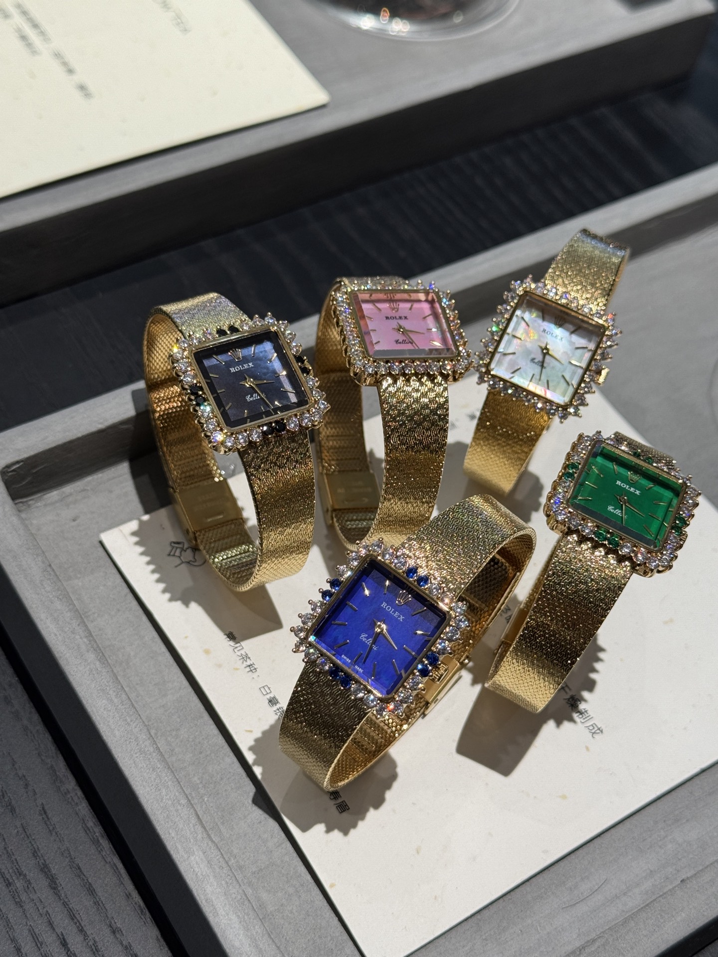 批💰300 Rolex vintage 时光沉淀的美💫绽放在70年代的太阳花，宝藏古董劳力士太惊艳，普通腕表随潮流褪色，劳力士随岁月增值，早期的设计，今日仍是巅峰。劳力士从未过时，只因真正的传奇无需迭代。尽显奢华与尊贵，让人眼前一亮。27✖️33mm