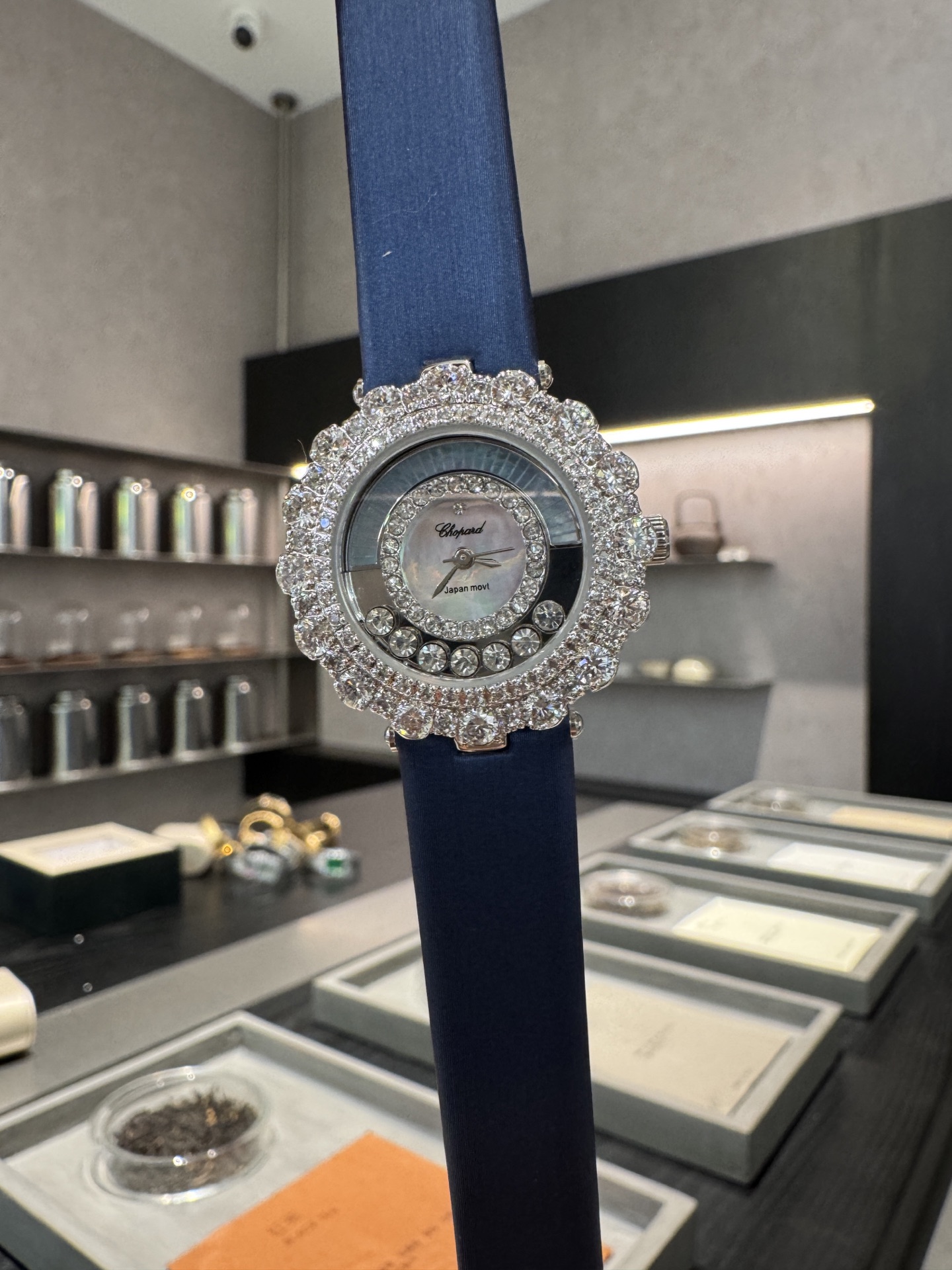 NO:394096,Happy Diamonds, as Chopard's most popular and best-selling series, has always interpreted the concept of Chopard's iconic agile diamonds in delicate ways. This series has launched a limited edition new jewelry watch. The new work continues the classic elements of the Happy Diamonds watch. The double-layer glass middle diamond ball can slide and rotate freely, allowing every woman to make a stunning appearance in the most charming shape. These movable diamonds are available in two different sizes, and the moment they scatter is like water droplets splashing out from a waterfall!  The Chopard Happy Diamond series I brought to you this time is also one of the most representative watches under Chopin. The 7 diamonds in the most distinctive laminated glass are like dances, with smooth shapes. If you are also a person who enjoys life, then Happy Diamonds must be your best partner!  The strap is frosted canvas to echo the dial tone.30mm,chopard19860909快乐钻HAPPY DIAMONDS,作为萧邦最热门最畅销的系列一直以细腻的手法诠释萧邦标志性灵动钻石的概念,这系列推出了一款限量版全新的珠宝腕表,新作延续了Happy Diamonds腕表的经典元素,双层玻璃中间钻石滚珠能自由滑行旋转,让每一位女性都以最迷人的造型惊艳登场.这些可活动的钻石有两种不同大小,散落的瞬间就像从瀑布中飞溅出的水珠！ 这次给大家带来的萧邦快乐钻系列也是肖邦旗下极具代表性的腕表之一,最有特色的夹层玻璃的7颗钻石犹如舞蹈,造型流畅、如果你也是一位乐享生活的人那么Happy Diamonds一定是你的最佳拍档！ 表带为磨砂帆布以呼应表盘色调.30mm,,chopard,Watch