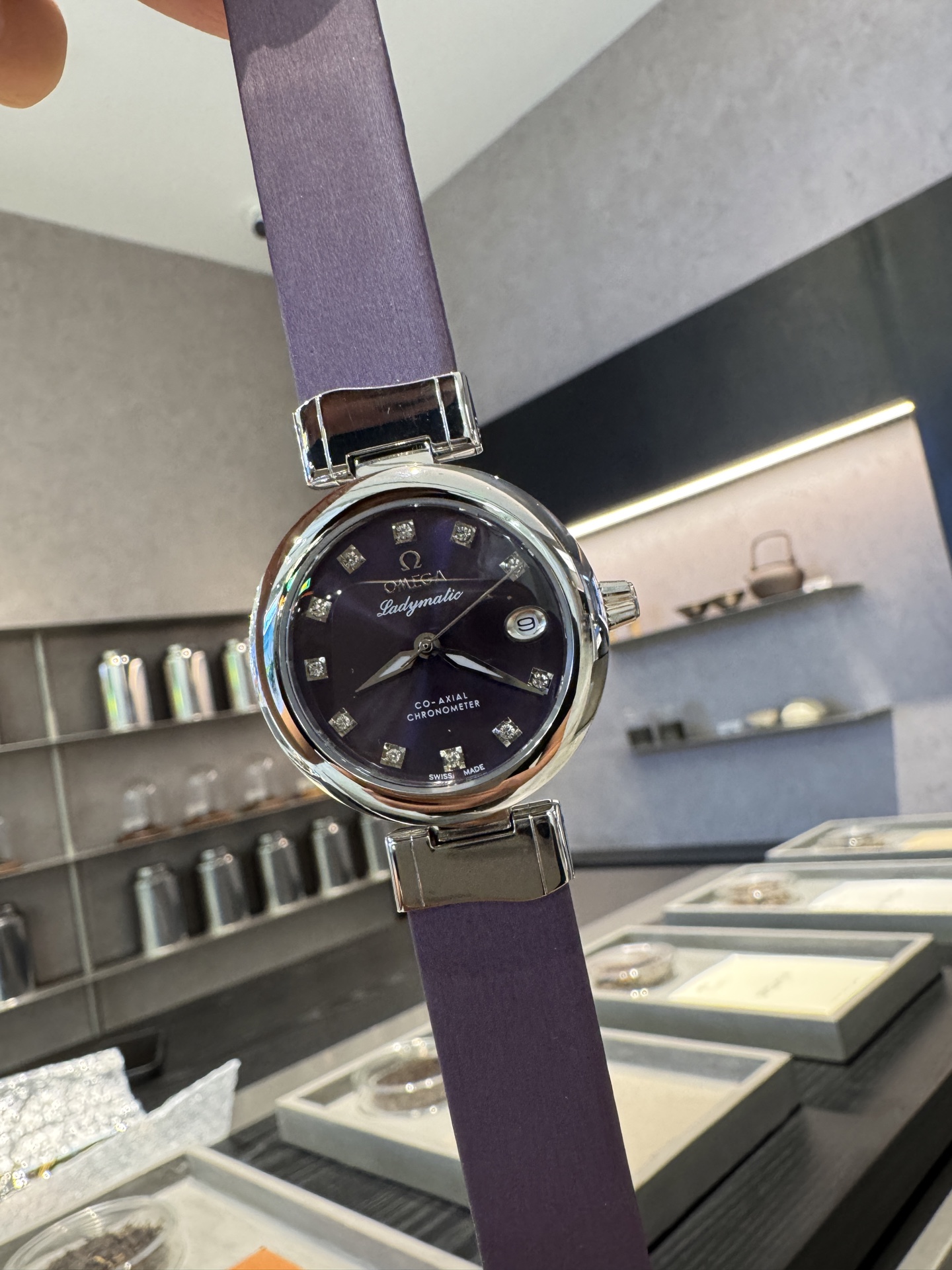 NO:394099,Aperture, Diamond Circle Omega Ladymatic | The new macaron color system is released in the first new model - Ladymatic This macaron color system is so beautiful, so top-notch!  This year, the big dial is the most popular, with a 34mm case diameter. The dial draws the pine green, glacier blue, macaron powder, and grape purple from the depths of nature. Combined with fine sand drawing craftsmanship and diamond scales, it presents a luxurious and beautiful temperament in the soft and delicate lines!  The stainless steel folding buckle design is not only easy to wear, but also ensures the safety of the watch. This new macaron color Ladymatic is not only a recorder of time, but also a display of your taste and temperament. It is not to be missed!  , omega19860909光圈 钻圈 欧米茄Ladymatic｜全新马卡龙色系 首发新款——Ladymatic这款马卡龙色系简直太好看了,太顶了！今年果然大表盘最火,表壳直径34mm,表盘汲取自然深处的松绿色,冰川蓝,马卡龙粉,葡萄紫,结合精细的拉砂工艺和钻石刻度,在柔和细腻的线条中呈现奢华的优美气质！精钢折叠扣设计,不仅佩戴方便,更确保了手表的安全性.这款全新马卡龙色系Ladymatic,不仅是时间的记录者,更是您品味与气质的展现,不容错过哦！,,omega,Watch