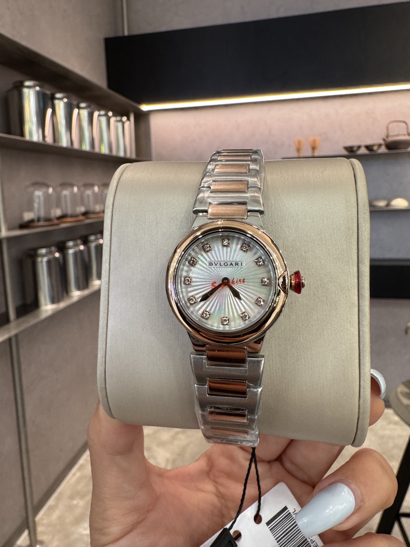 NO:394263,White Gold Diamond 20 [Size 28mm Swiss Caliber 762] Bulgari Lvcea's power of light The new dial adopts mother-of-pearl inlay technology, presents a three-dimensional sunburst pattern, flashes the sun's rays, wears luck, and is dazzling every day, louis vuitton, bvlgari19860909白 金 钻20【尺寸28mm 瑞士762机芯】 宝格丽Lvcea光的力量 全新表盘采用珍珠贝母嵌花工艺 呈现造型立体感的旭日纹图案 闪烁太阳光芒 把幸运佩戴身上 每一天都光彩夺目,,louis vuitton,bvlgari,Watch