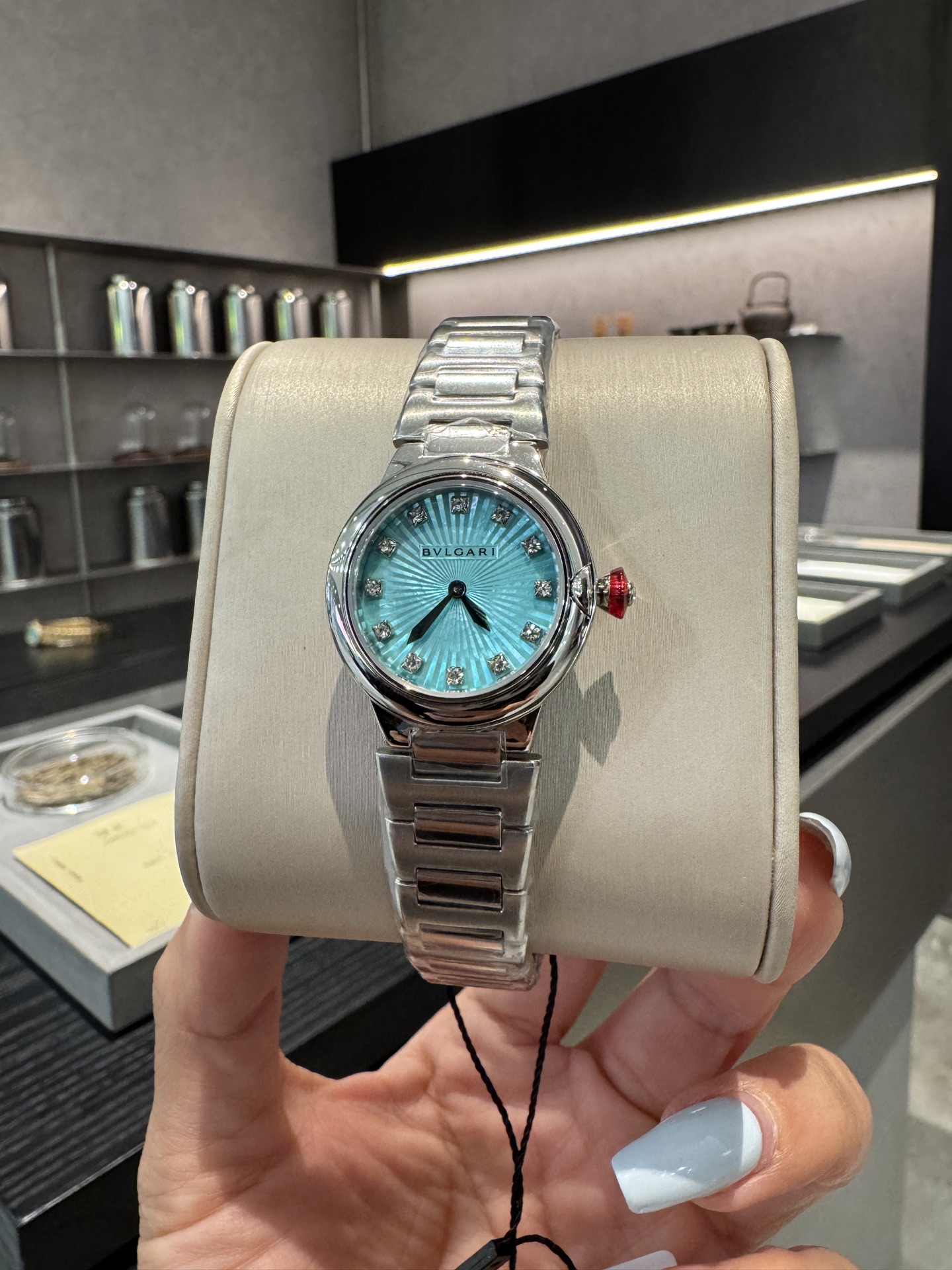 NO:394261,White, gold, diamond 20 sapphire [size 28mm Swiss caliber 762] Bulgari Lvcea's power of light The new dial adopts mother-of-pearl inlay technology, presents a three-dimensional sunburst pattern, flashes the sun's rays, wears luck, every day is dazzling, louis vuitton, bvlgari19860909白 金 钻20 蓝宝石【尺寸28mm 瑞士762机芯】 宝格丽Lvcea光的力量 全新表盘采用珍珠贝母嵌花工艺 呈现造型立体感的旭日纹图案 闪烁太阳光芒 把幸运佩戴身上 每一天都光彩夺目,,louis vuitton,bvlgari,Watch