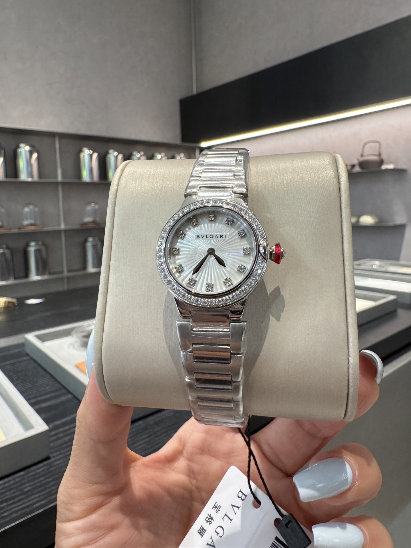 NO:391619,【Size 28mm Swiss Caliber 762】Bulgari Lvcea's power of light The new dial adopts mother-of-pearl inlay technology, presents a three-dimensional sunburst pattern, flashes the sun's rays, wears luck, and is dazzling every day, louis vuitton, bvlgari19860909【尺寸28mm 瑞士762机芯】 宝格丽Lvcea光的力量 全新表盘采用珍珠贝母嵌花工艺 呈现造型立体感的旭日纹图案 闪烁太阳光芒 把幸运佩戴身上 每一天都光彩夺目,,louis vuitton,bvlgari,Watch