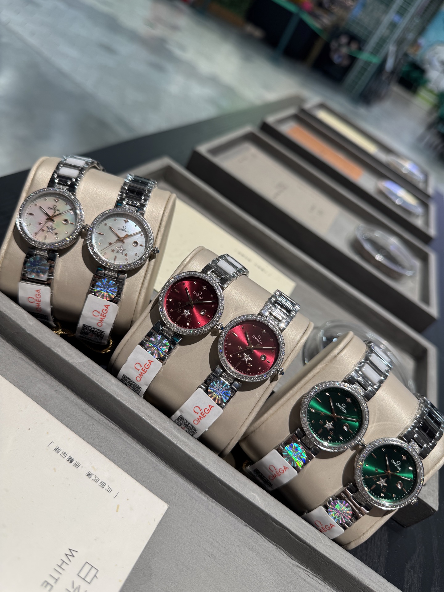 NO:394259,White and gold daily wear selection - wear the #Diefei Chic series watch and feel the abundant rhythm of life #30mm watch diameter, the dial is matched with a star-stunning design, and the exquisite steel belt and ceramic are perfectly combined. These details reveal the unparalleled luxury and elegance of the 30mm dial, which fits the female wrist just right, and looks capable and soft. Such a watch is both a recorder of time and a fashion expresser!,19860909白 金  日常穿搭甄选 ——戴上#蝶飞Chic系列腕表,感受生活的丰盈节奏# 30mm的表径,表盘搭配星光璀璨闪耀的设计,精致的钢带与陶瓷完美的相结合,这些细节都透露着无与伦比的奢华与优雅30mm的表盘不大不小,恰到好处地贴合女性手腕,既显得干练又不失柔美.这样的腕表,既是时间的记录者,也是时尚的表达者!,,Watch