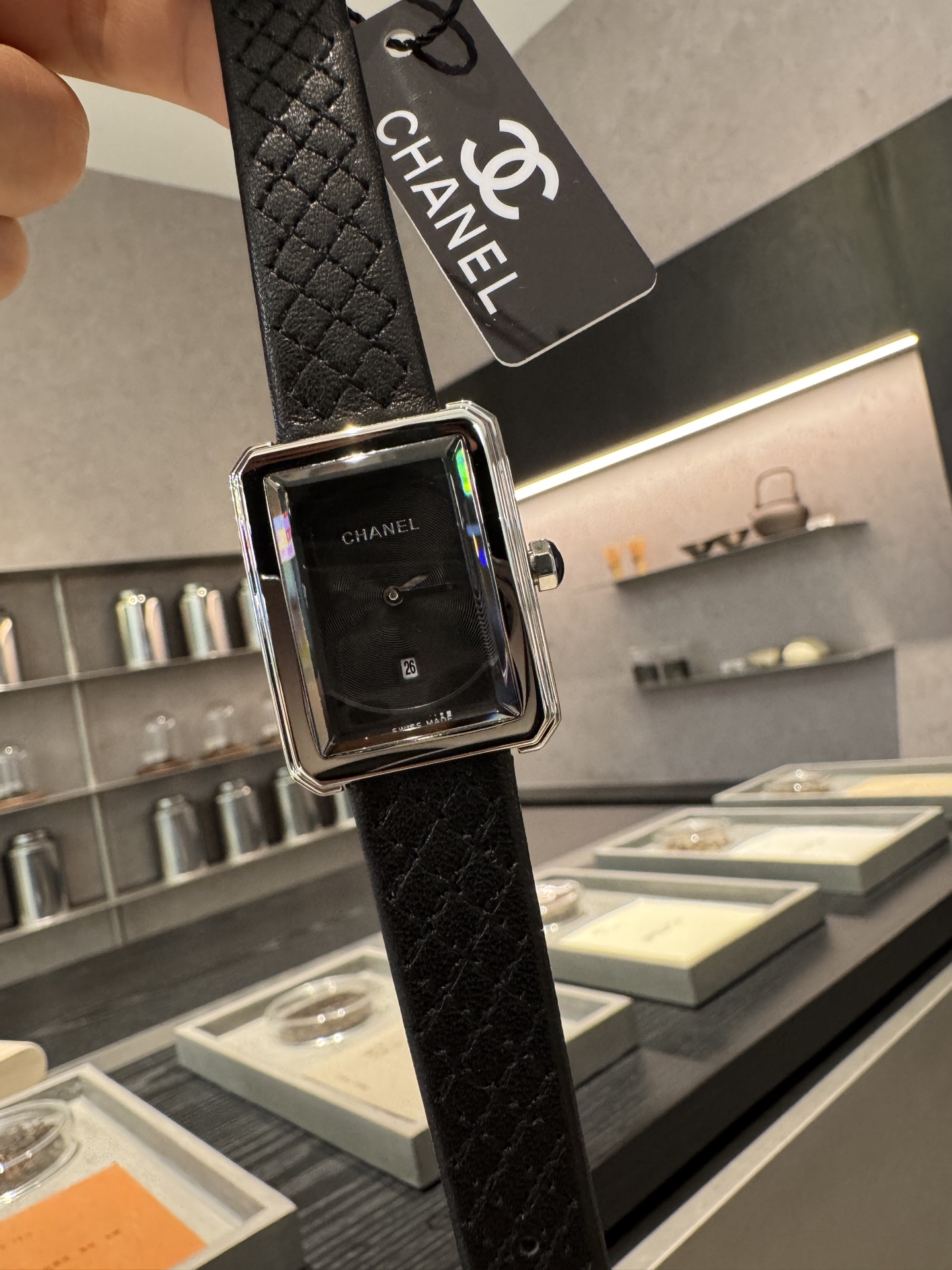 NO:391613,Chanel-CHANEl Chanel BOY FRIEND TWEED Tweed Steel Belt is made of metal and specially made!  You can have no boyfriend, you can't have no boyfriend, equipped with quartz movement, the price is as beautiful as the watch, finally comes with the crown inlaid cabochon onyx, tweed steel bracelet, folding buckle for easy wearing, size 27X34mm, chanel, chanel19860909香奈儿-CHANEl 香奈儿BOY·FRIEND TWEED斜纹软呢钢带 用金属内造和特制！可以没有男朋友 不能没有boyfriend 搭载石英机芯 价格和表一样美腻终于来了表冠镶嵌凸圆形缟玛瑙、斜纹软呢精钢表链、折叠式表扣方便佩戴、尺寸27X34毫米,,chanel,chanel,Watch