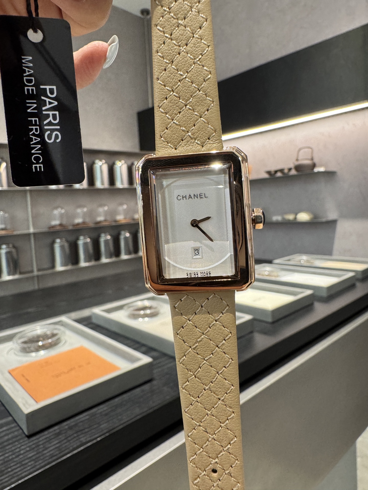 NO:391780,Chanel-CHANEl Chanel BOY FRIEND TWEED Tweed Steel Belt is made of metal and specially made!  You can have no boyfriend, you can't have no boyfriend, equipped with quartz movement, the price is as beautiful as the watch, finally comes with the crown inlaid cabochon onyx, tweed steel bracelet, folding buckle for easy wearing, size 27X34mm, chanel, chanel19860909香奈儿-CHANEl 香奈儿BOY·FRIEND TWEED斜纹软呢钢带 用金属内造和特制！可以没有男朋友 不能没有boyfriend 搭载石英机芯 价格和表一样美腻终于来了表冠镶嵌凸圆形缟玛瑙、斜纹软呢精钢表链、折叠式表扣方便佩戴、尺寸27X34毫米,,chanel,chanel,Watch