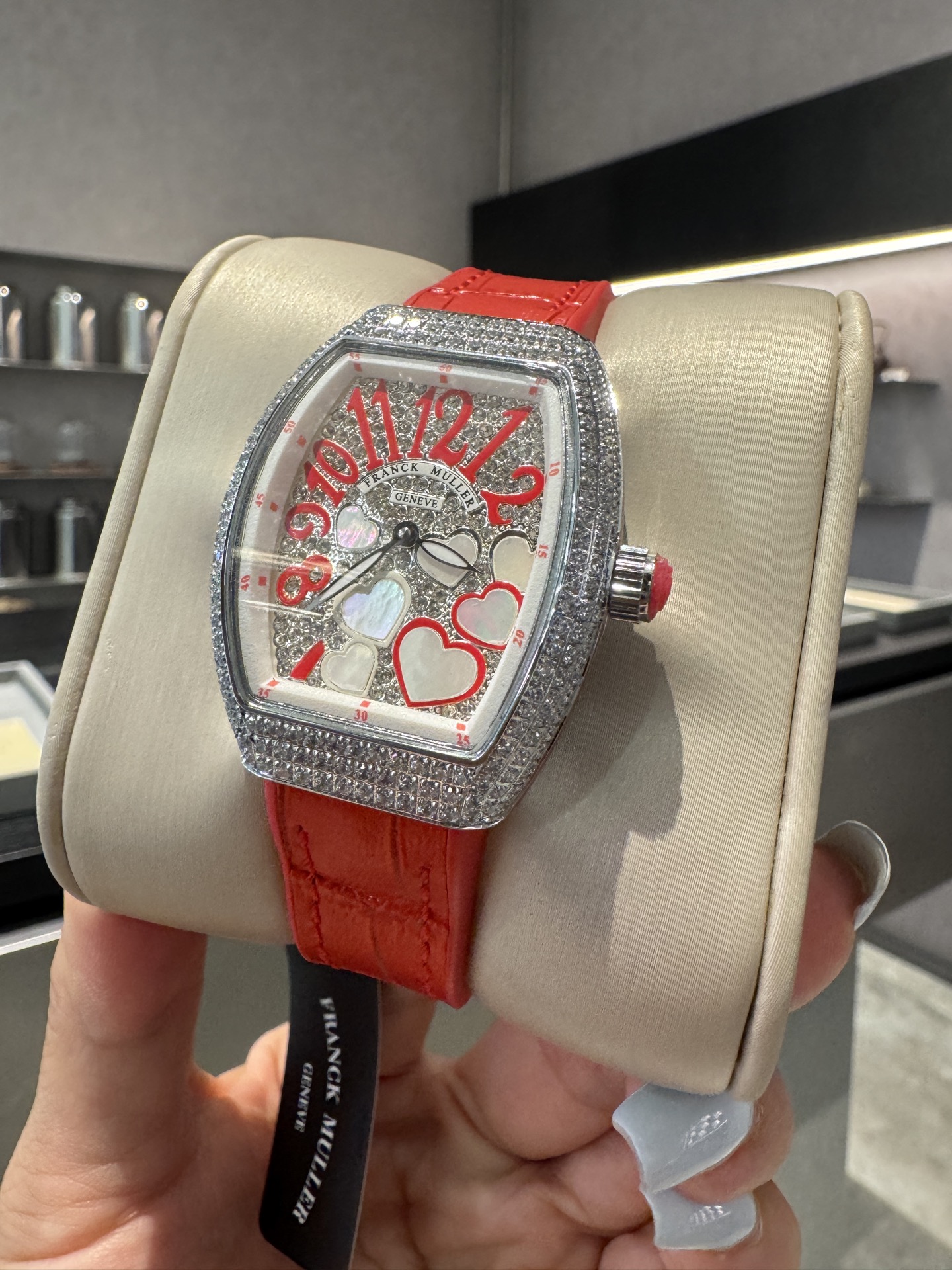 NO:394214,Franker Muller_Franker Muller V32 wine barrel series Luxury diamond inlaid classic digital surface with rubber genuine belt diamond buckle Imported movement Vacuum plating High brightness, more resistant to belts All-match wardrobe Various styles The overall design feel is really great, a very unique model Size 32mm*42mm, franck muller19860909Franker Muller_法兰克穆勒 V32酒桶系列 奢华镶嵌钻石经典数字面搭配橡胶真皮带 镶钻扣子 进口机芯 真空电镀 亮度高,更耐带 百搭衣橱 多种风格 整体的设计感真的很棒,非常有个性的一款 尺寸32mm*42mm,,franck muller,Watch