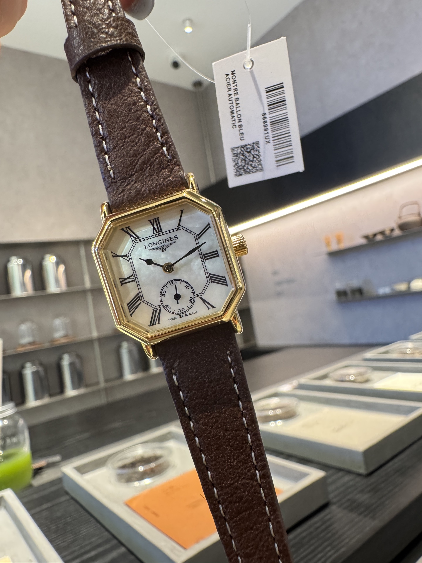 💰白260 金280💰
浪琴臻世中古,终于给我蹲到了~
在时光长河中熠熠生辉的浪琴longines,向来是优雅与品质的象征,这枚古董浪琴女表,更是品牌百年底蕴的完美呈现。它的设计独树一帜,摒弃繁杂,于高级珍珠贝母铺设低调奢华,罗马与数字的交汇,举手投足间闪烁光芒,独特的菱角边框环绕,如为腕间勾勒优雅光环,彰显别具一格的品味。戴上它,仿若将浪琴的百年优雅揽于腕间,无论是穿梭于都市繁华,还是静享午后时光,皆能以从容之姿,诠释女性的极致魅力。尺寸24mm。