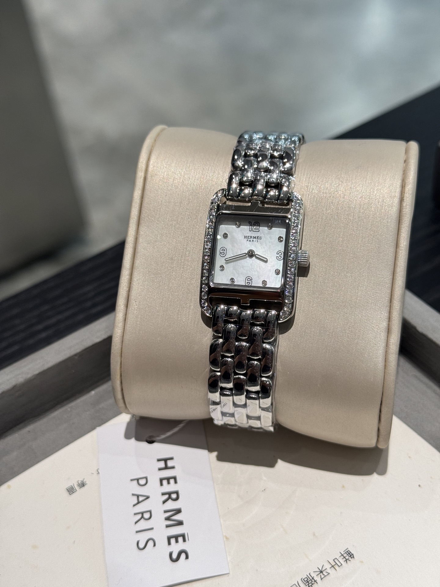 NO:391981,Hermes [HERMES] C series latest model, exclusive strap for summer!  Thanks to this Hermes!  Today is also an exquisite worker. This Hermes CAE COD series is really amazing!  Wear it every day when you go out. The horseshoe-shaped disc is still my favorite Fritillar disc and the quartz movement is really friendly to lazy people!  The square and round design is low-key and full of design sense!  The 23x23mm watch diameter is just right for people with small hand circumference. It is mainly because it is really versatile and matched all year round, whether it is commuting or traveling, it is not easy to make mistakes!  , hermes, hermes19860909爱马仕【HERMES】C系列最新款,独家表带夏季来炸！多亏了这只爱马仕！今天也是精致的打工人. 这只爱马仕 CAE COD 系列真的绝了！每天出门必戴它,马蹄形盘面还是我最喜欢的贝母盘而且石英机芯对于懒人真的太友好！方中带圆的设计低调又充满设计感！23x23mm的表径对于手围小的人也是刚刚好 主要是真的很百搭一年四季无论是通勤还是出游搭配, 不容易出错的一只！,,hermes,hermes,Watch