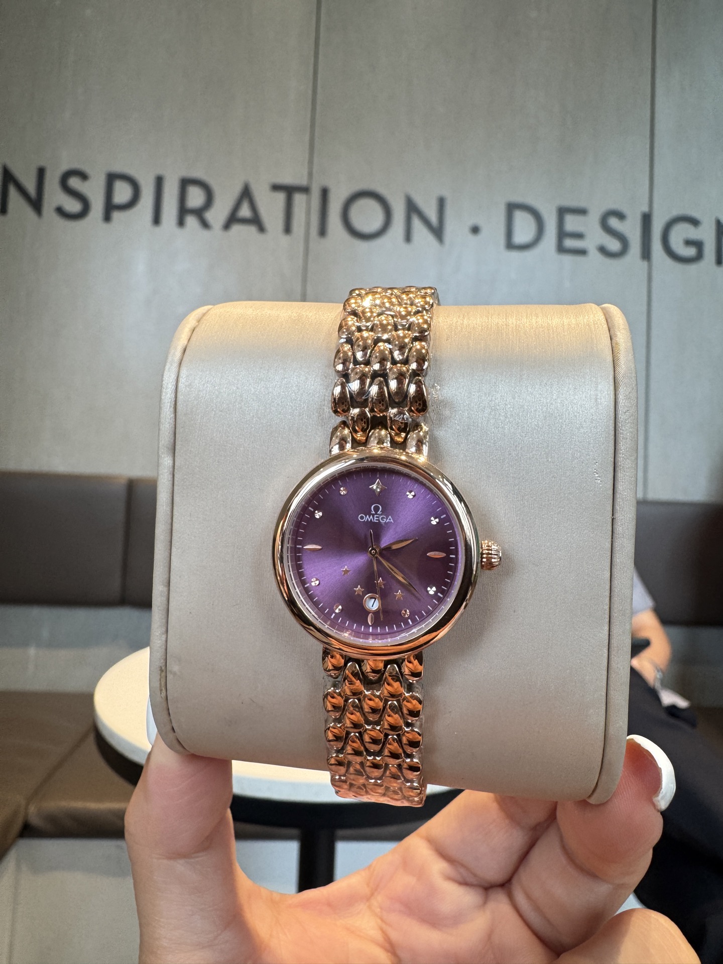 💰白250 金+20 钻+30
欧米茄 OMEGA 精品女神水滴系列腕表。精致唯美的设计，让您的美丽无处不在，也将华丽与经典融合，创造出惊艳巨作，表盘清新淡雅，色彩的格调将华丽装点腕间，悦享浪漫之感。27mm，