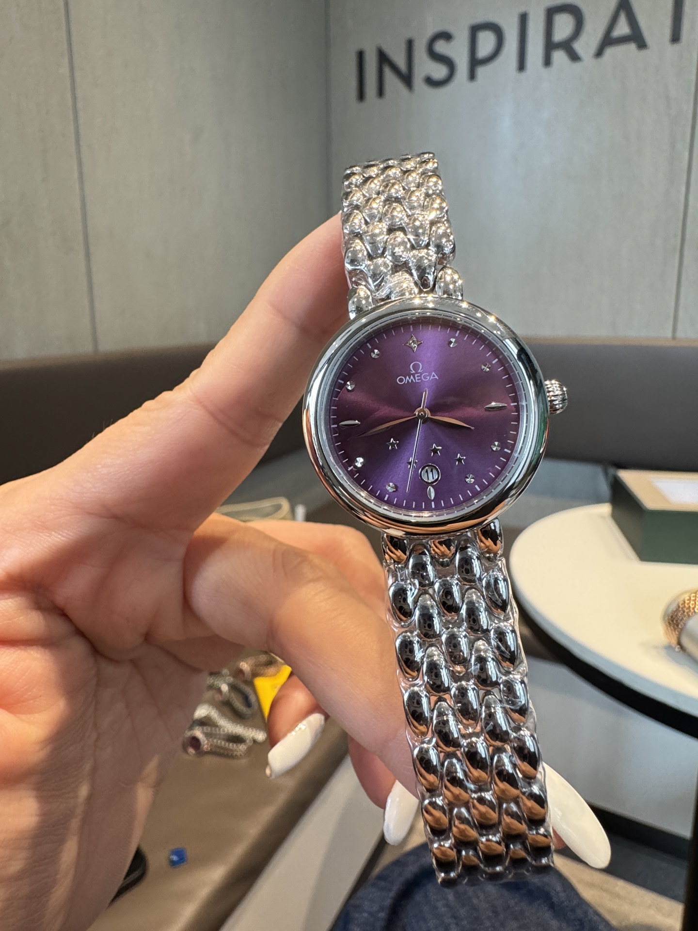 💰白250 金+20 钻+30
欧米茄 OMEGA 精品女神水滴系列腕表。精致唯美的设计，让您的美丽无处不在，也将华丽与经典融合，创造出惊艳巨作，表盘清新淡雅，色彩的格调将华丽装点腕间，悦享浪漫之感。27mm，