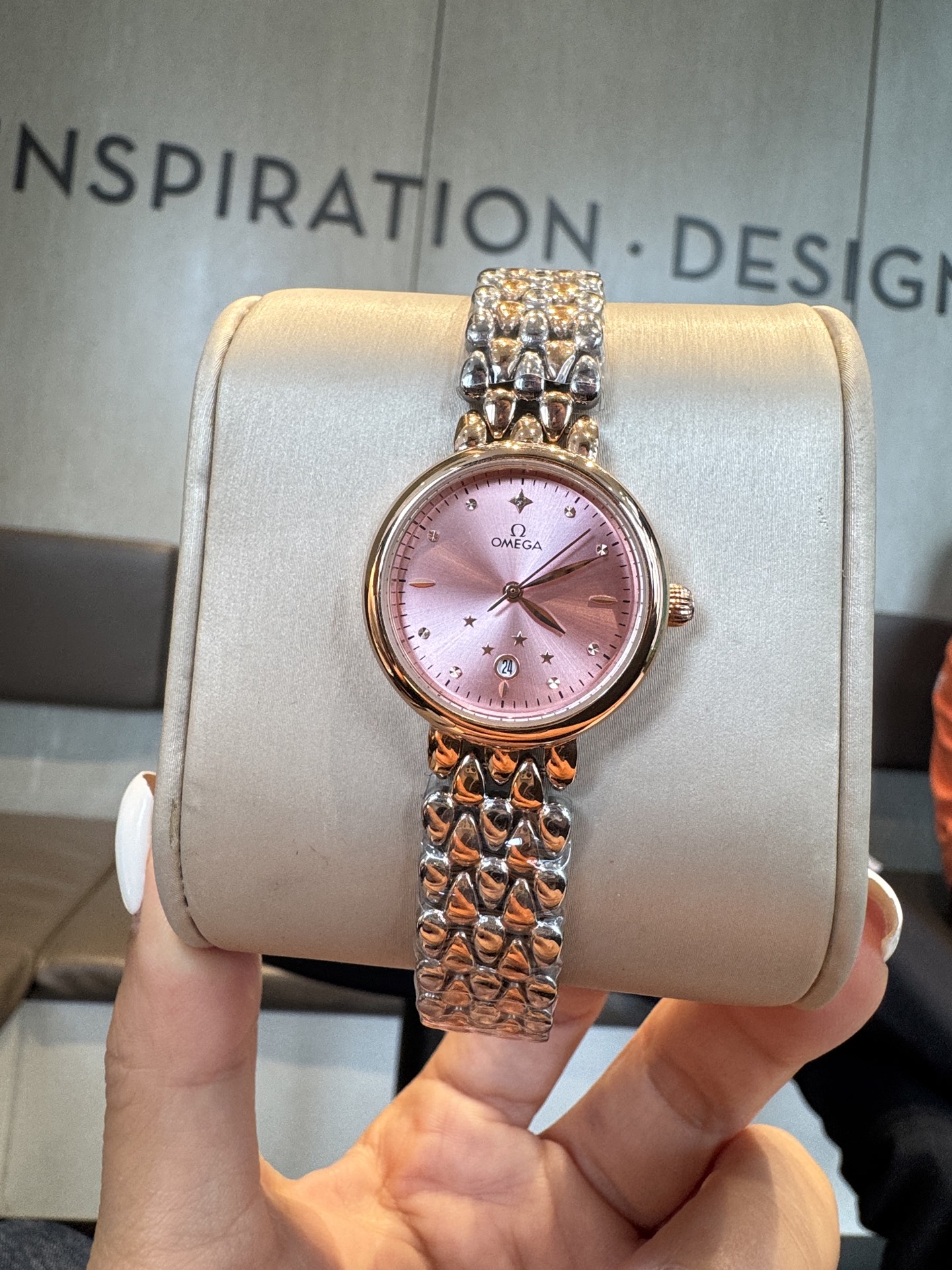 💰白250 金+20 钻+30
欧米茄 OMEGA 精品女神水滴系列腕表。精致唯美的设计，让您的美丽无处不在，也将华丽与经典融合，创造出惊艳巨作，表盘清新淡雅，色彩的格调将华丽装点腕间，悦享浪漫之感。27mm，