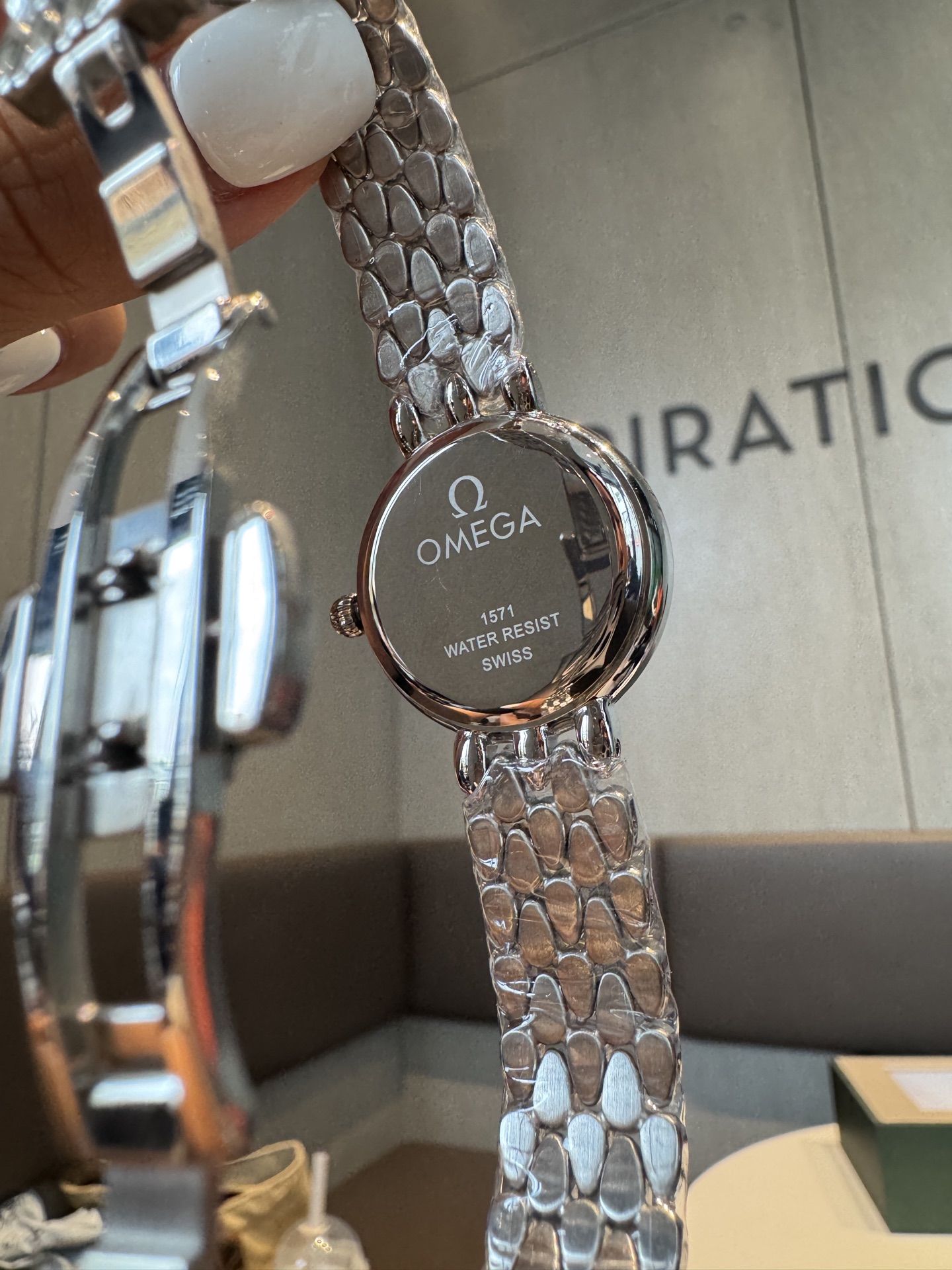 💰白250 金+20 钻+30
欧米茄 OMEGA 精品女神水滴系列腕表。精致唯美的设计，让您的美丽无处不在，也将华丽与经典融合，创造出惊艳巨作，表盘清新淡雅，色彩的格调将华丽装点腕间，悦享浪漫之感。27mm，