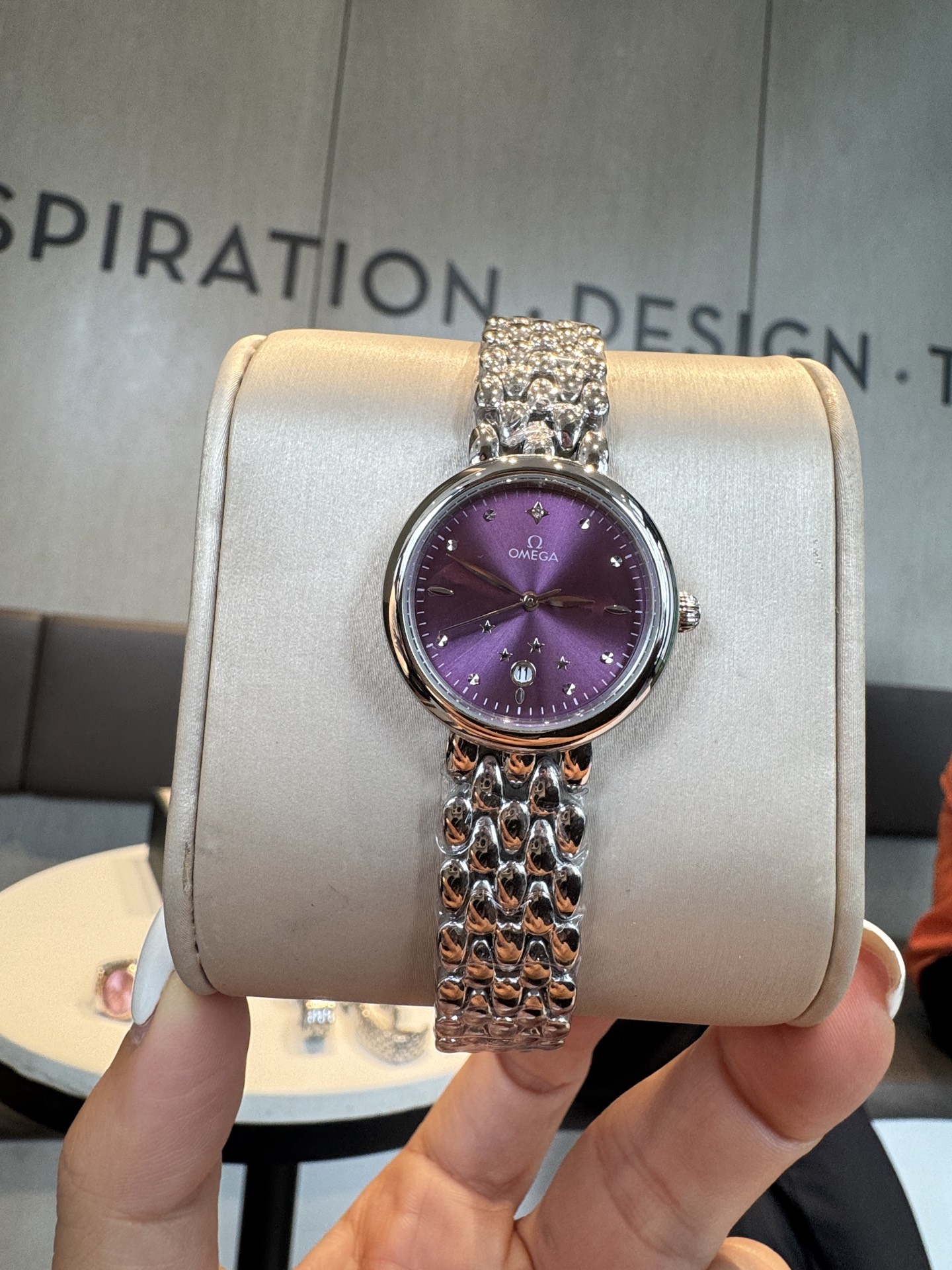 💰白250 金+20 钻+30
欧米茄 OMEGA 精品女神水滴系列腕表。精致唯美的设计，让您的美丽无处不在，也将华丽与经典融合，创造出惊艳巨作，表盘清新淡雅，色彩的格调将华丽装点腕间，悦享浪漫之感。27mm，