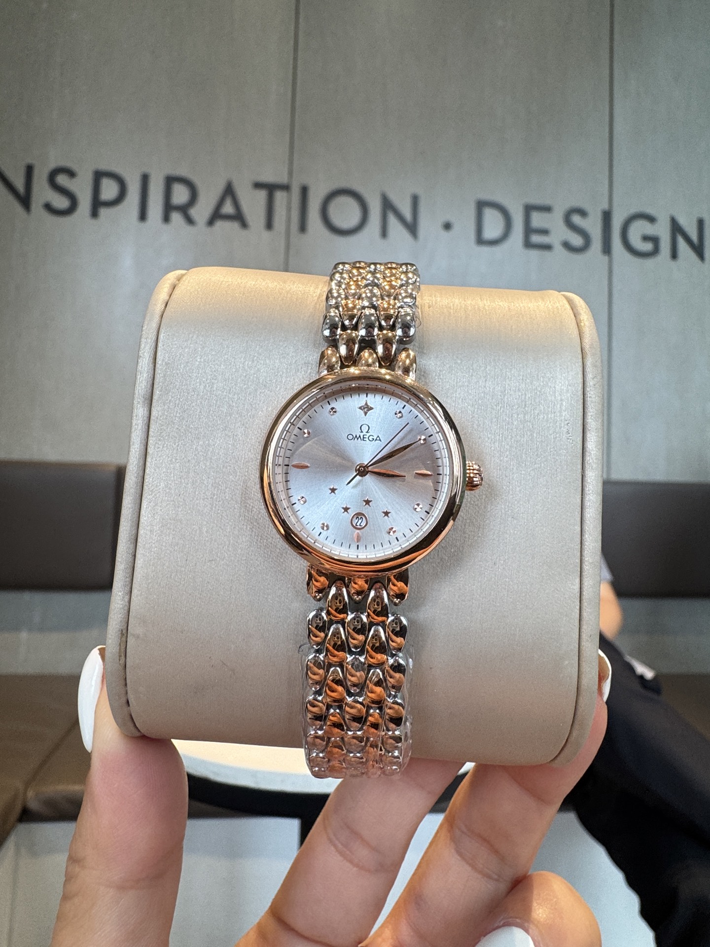 💰白250 金+20 钻+30
欧米茄 OMEGA 精品女神水滴系列腕表。精致唯美的设计，让您的美丽无处不在，也将华丽与经典融合，创造出惊艳巨作，表盘清新淡雅，色彩的格调将华丽装点腕间，悦享浪漫之感。27mm，