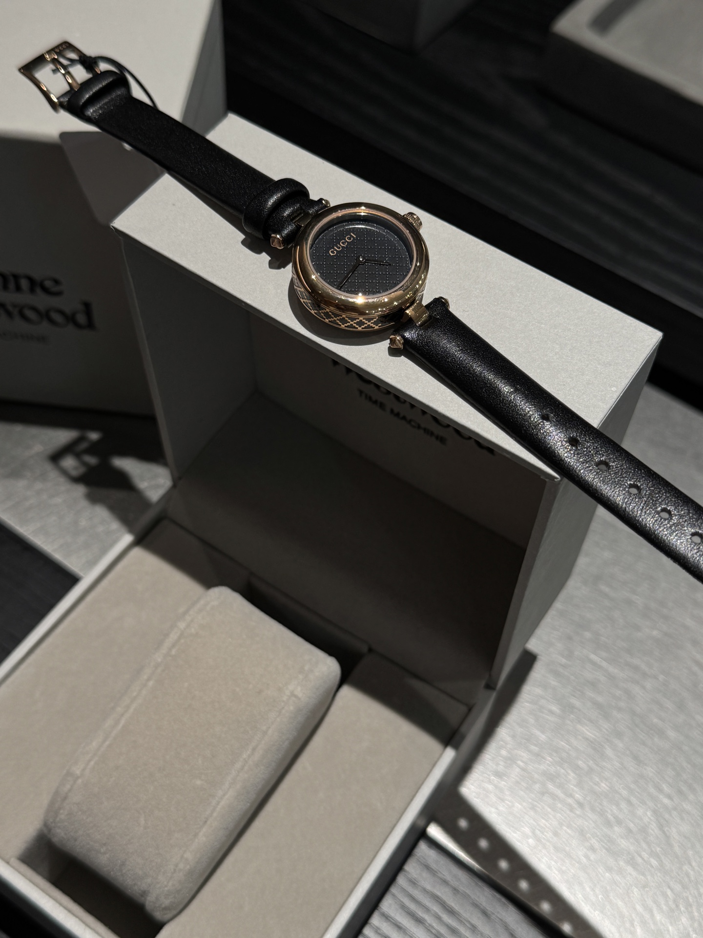 NO:385283,[Original single quality, trustworthy] The hot Gucci GUCCI and the new favorite of Basel Watch Exhibition, a brand new design!  Literal natural fritillary face, movement Swiss quartz, strap imported cowhide (316 stainless steel), size 27mm large 32mm classic luxury, quality assurance, gucci, gucci, cowhide19860909【原单品质、值得信赖】 爆款古驰GUCCI、巴塞尔钟表展新宠,全新设计！字面天然贝母面,机芯瑞士石英,表带进口牛皮（316精钢）,尺寸小号27mm大号32mm 经典奢华、品质保证,,gucci,gucci,cowhide,Watch