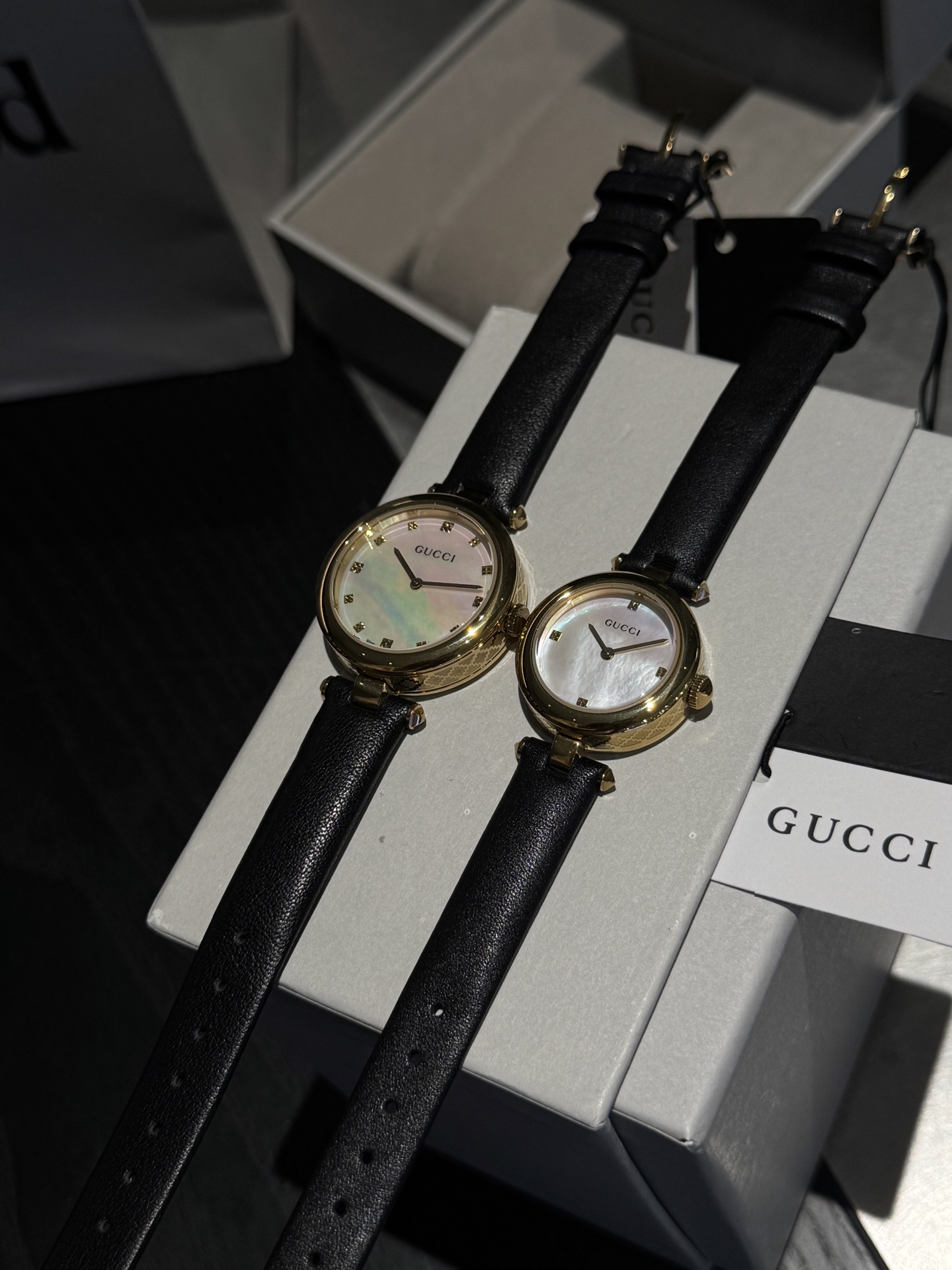 NO:385229,[Original single quality, trustworthy] The hot Gucci GUCCI and the new favorite of Basel Watch Exhibition, a brand new design!  Literal natural fritillary face, movement Swiss quartz, strap imported cowhide (316 stainless steel), size 27mm large 32mm classic luxury, quality assurance, gucci, gucci, cowhide19860909【原单品质、值得信赖】 爆款古驰GUCCI、巴塞尔钟表展新宠,全新设计！字面天然贝母面,机芯瑞士石英,表带进口牛皮（316精钢）,尺寸小号27mm大号32mm 经典奢华、品质保证,,gucci,gucci,cowhide,Watch