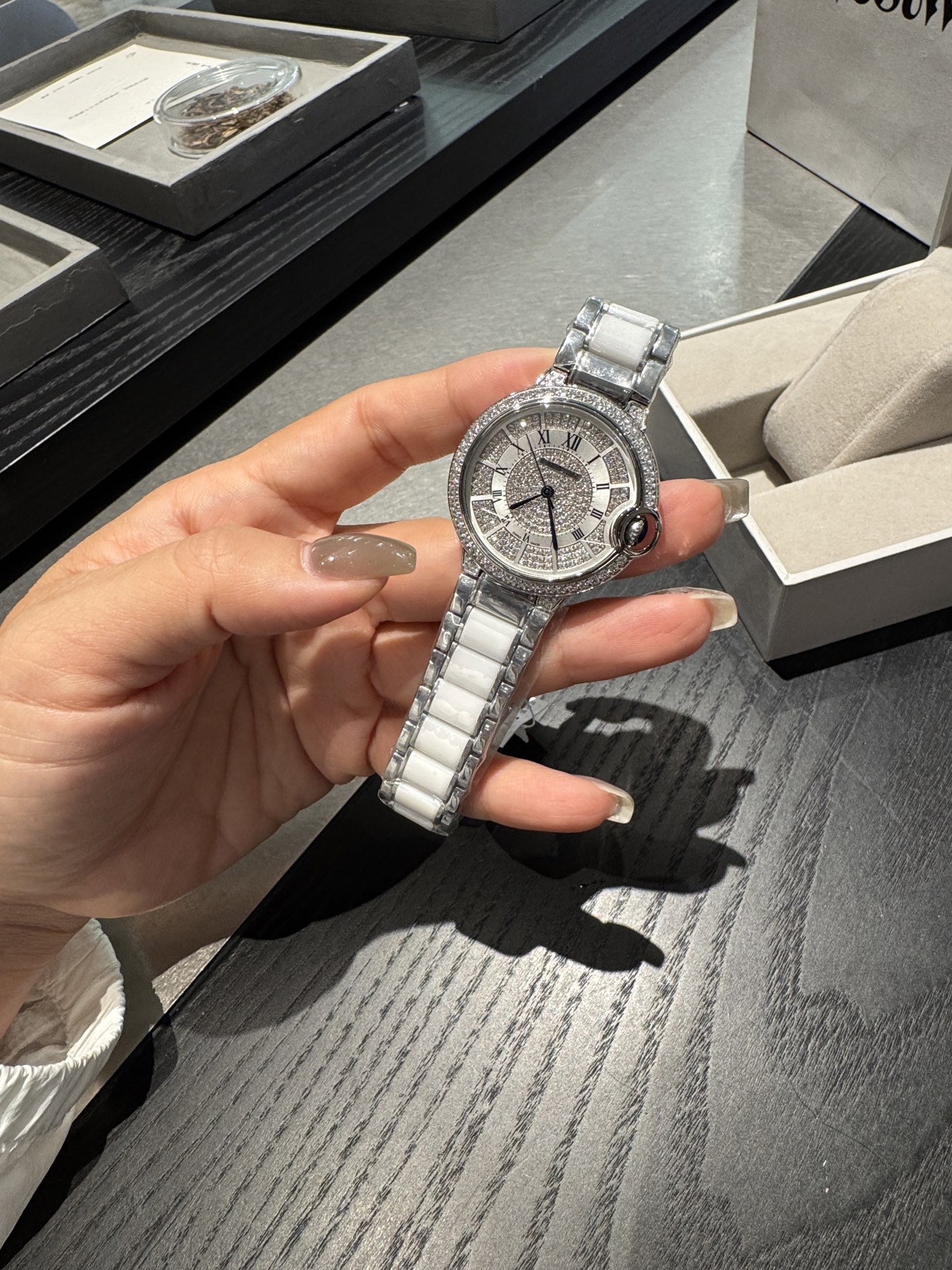 💰470
 卡地亚/36mm 瑞机 鱼眼玻璃 
匠心之作卡地亚蓝气球，精致33mm石英腕表，传统三针设计 星空运转 时间流淌 特殊工艺镶钻，个性 完美 搭配鱼眼玻璃运用瑞士原装瑞士石英机芯 走时精准 进口高光牛皮带 原装折叠扣 认准高品质全套包装出佩戴保修卡吊牌。