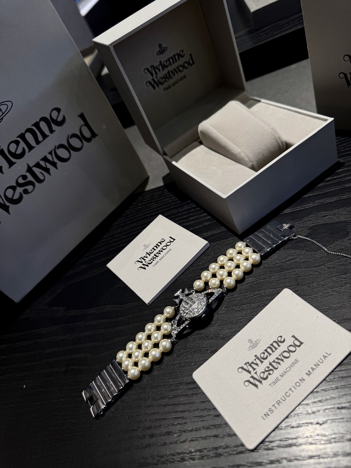 Vivienne Westwood Montre Bracelet Orbe Perle - Élégance et Précision