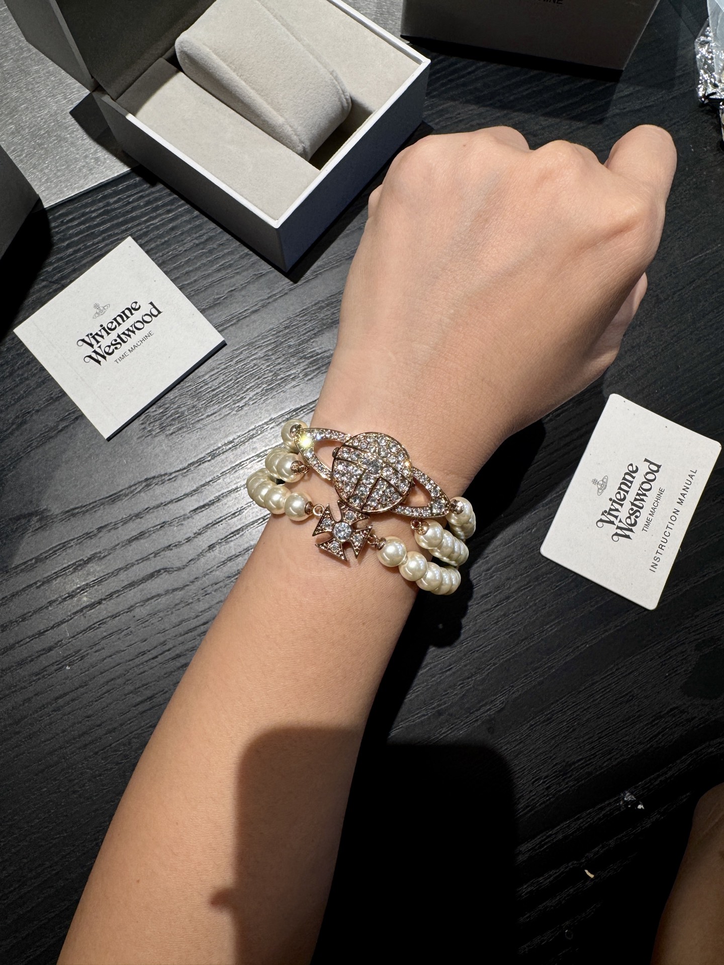 💰390
新款🔥新款🔥VV326系列。被西太后的土星珍珠手表拿捏得死死的!初见时,它是一条优雅矜贵的珍珠手链,细腻温润的珍珠紧密排列 ,在腕间铺就温柔的光泽。可别小瞧了它,轻轻打开,藏在其中的精致表盘便会惊喜现身。
不锈钢材质玫瑰金色的土星表壳上,闪耀着施华洛世奇水晶,和珍珠相互映衬,华丽又吸睛。画重点👀小小的它搭载原装瑞士ETA751机芯,走时精准。30米生活防水。不锈钢表带,做工精细,可根据手腕大小调节表带。不用操心大小尺寸问题,均可佩戴。它既是首饰,为穿搭增添亮点,又是手表,能随时掌握时间,真的好爱这种充满创意的设计!