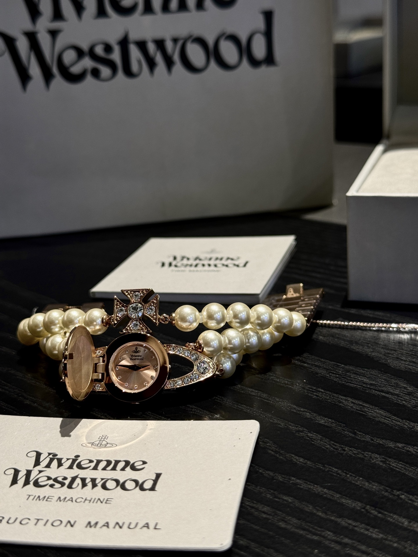 💰390
新款🔥新款🔥VV326系列。被西太后的土星珍珠手表拿捏得死死的！初见时，它是一条优雅矜贵的珍珠手链，细腻温润的珍珠紧密排列 ，在腕间铺就温柔的光泽。可别小瞧了它，轻轻打开，藏在其中的精致表盘便会惊喜现身。

不锈钢材质玫瑰金色的土星表壳上，闪耀着施华洛世奇水晶，和珍珠相互映衬，华丽又吸睛。画重点👀小小的它搭载原装瑞士ETA751机芯，走时精准。30米生活防水。不锈钢表带，做工精细，可根据手腕大小调节表带。不用操心大小尺寸问题，均可佩戴。它既是首饰，为穿搭增添亮点，又是手表，能随时掌握时间，真的好爱这种充满创意的设计！