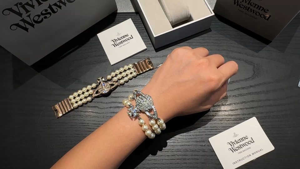 Vivienne Westwood Pearl Dameshorloge met Orb-detail