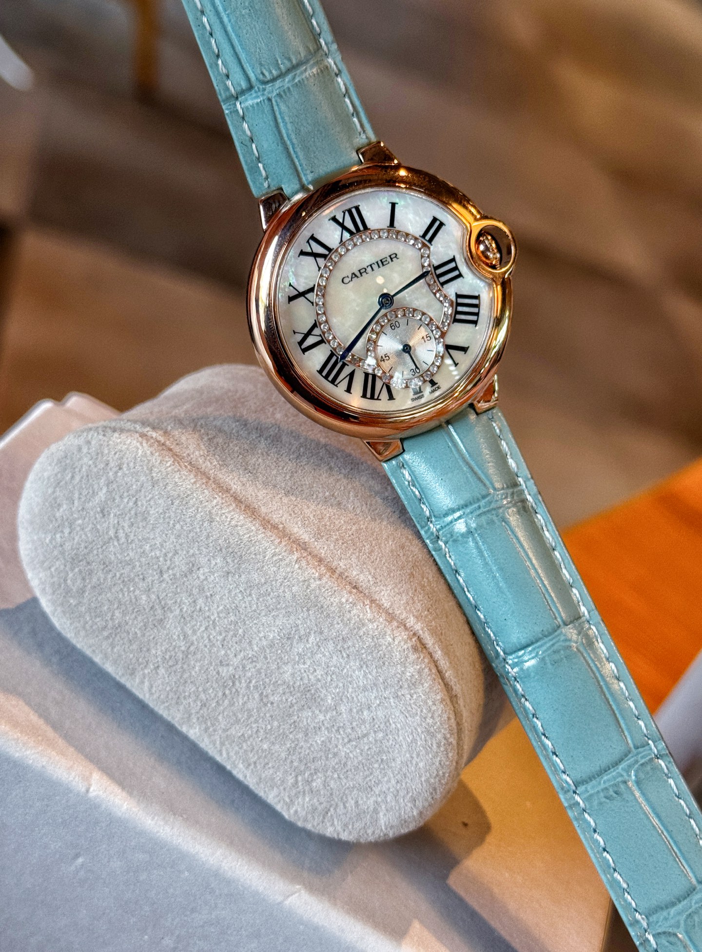 Cartier Ballon Bleu de Cartier Caixa em ouro rosa de 36 mm, moldura de diamante, mostrador em madrepérola branca, pulseira de couro azul claro 36 mm Feminino Automático