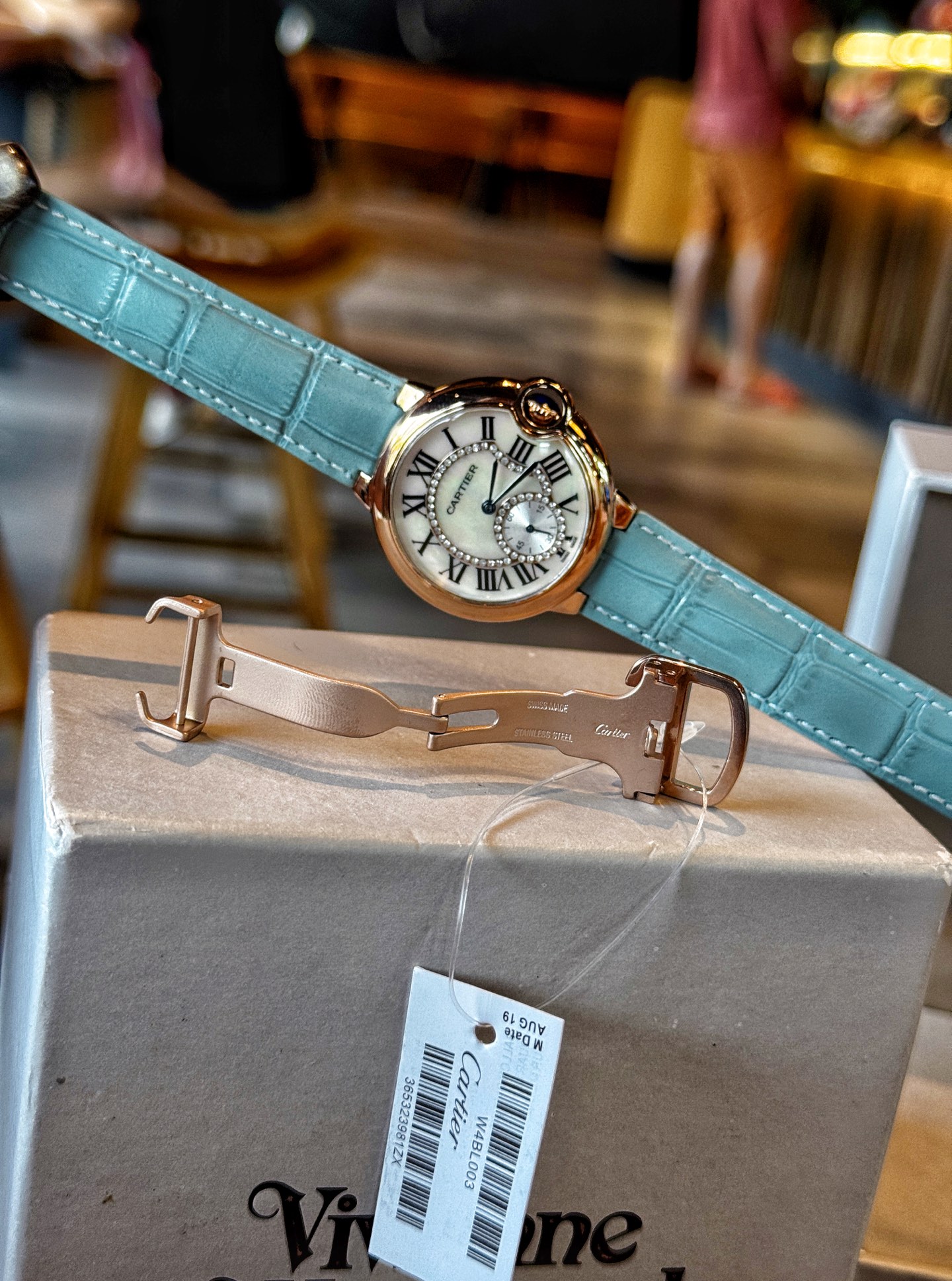 Cartier Ballon Bleu de Cartier Caixa em ouro rosa de 36 mm, moldura de diamante, mostrador em madrepérola branca, pulseira de couro azul claro 36 mm Feminino Automático