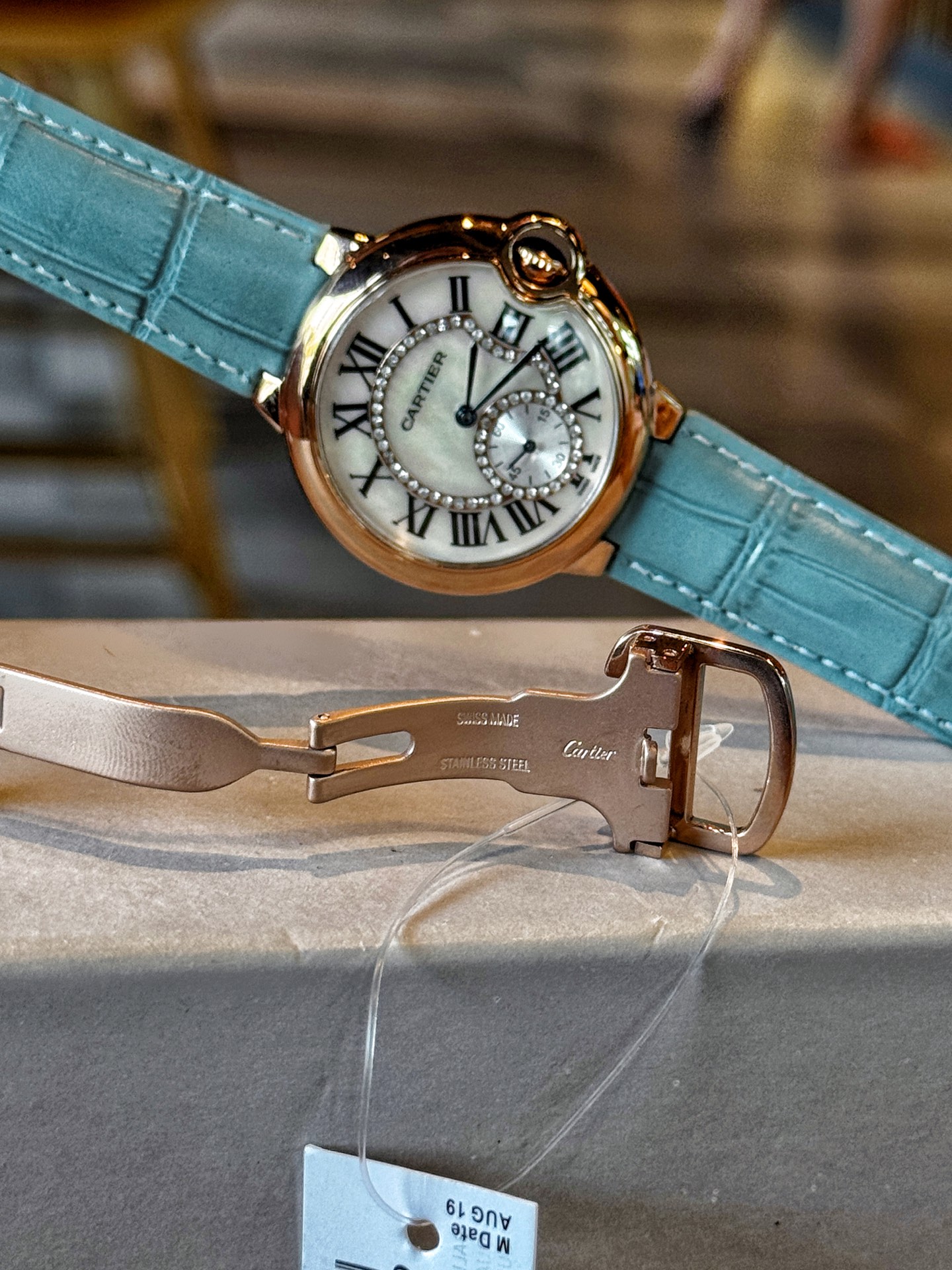 Cartier Ballon Bleu de Cartier Caixa em ouro rosa de 36 mm, moldura de diamante, mostrador em madrepérola branca, pulseira de couro azul claro 36 mm Feminino Automático