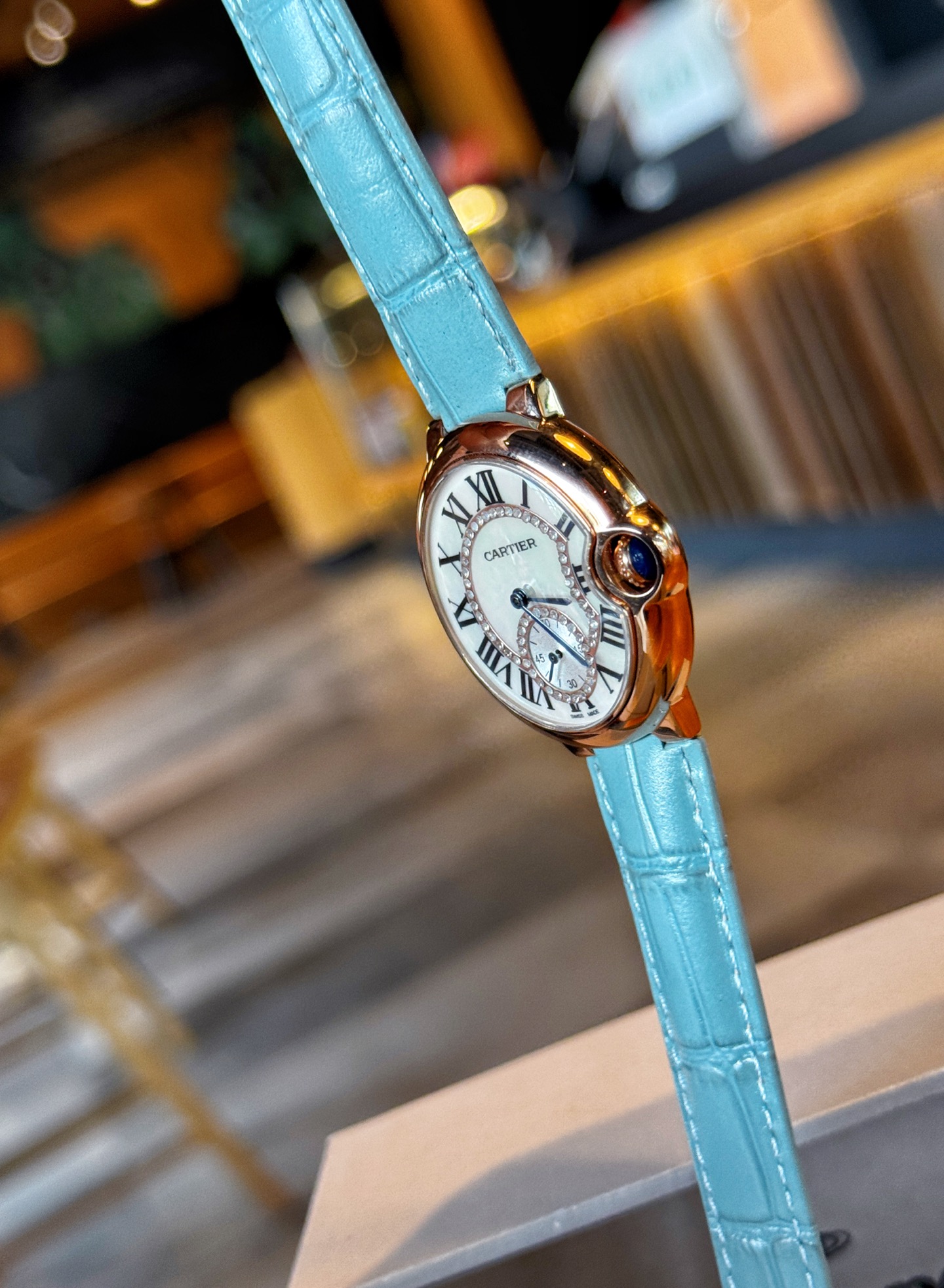 Cartier Ballon Bleu de Cartier Caixa em ouro rosa de 36 mm, moldura de diamante, mostrador em madrepérola branca, pulseira de couro azul claro 36 mm Feminino Automático