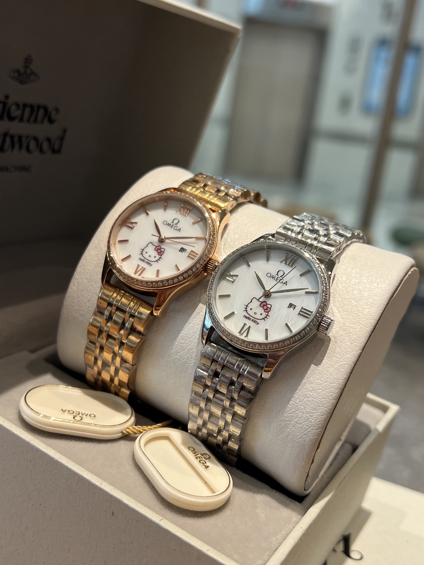 Orologio Omega Hello Kitty al quarzo da donna, cassa e bracciale oro/argento, quadrante bianco 34 mm al quarzo da donna