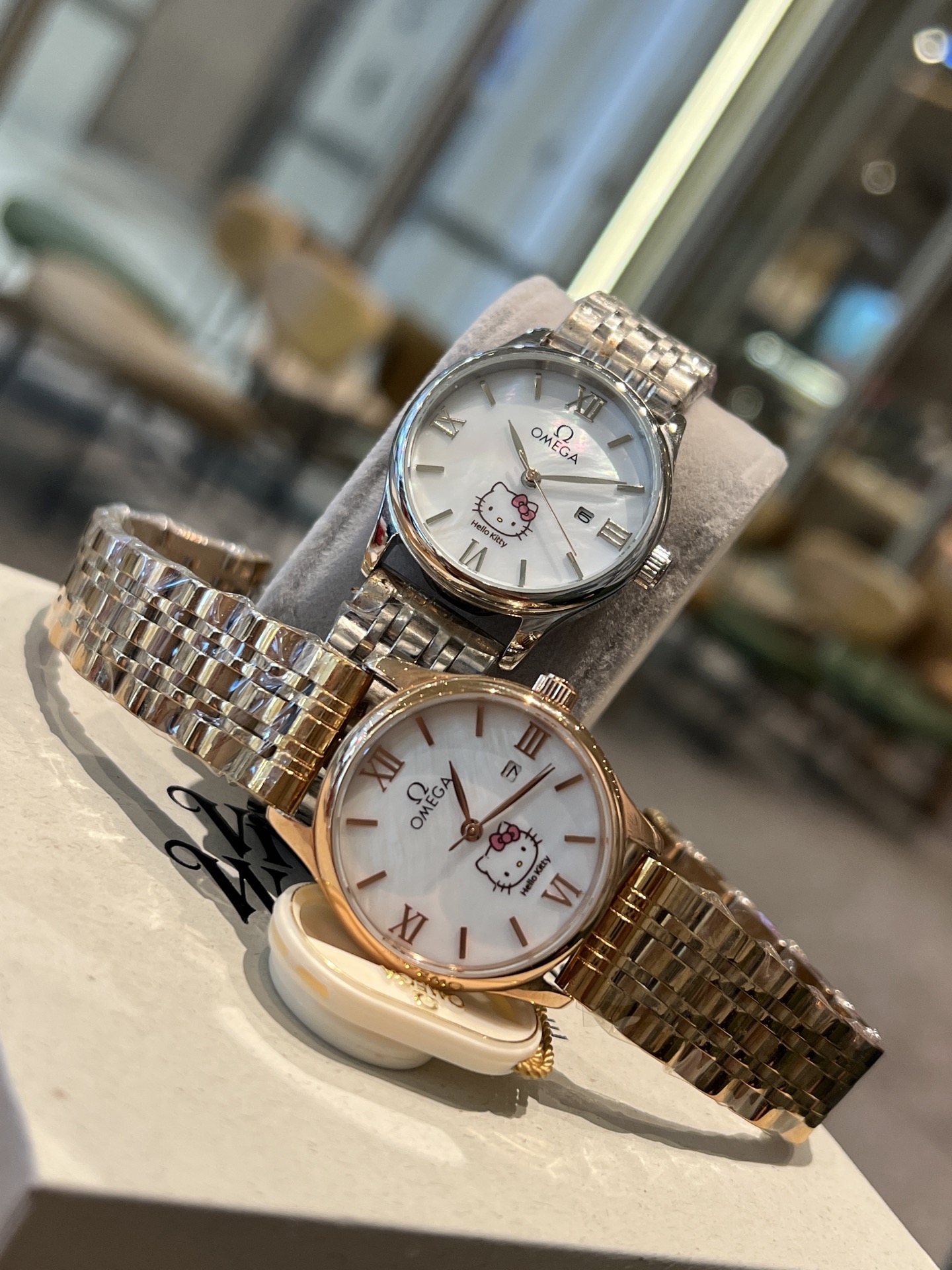 Orologio Omega Hello Kitty al quarzo da donna, cassa e bracciale oro/argento, quadrante bianco 34 mm al quarzo da donna