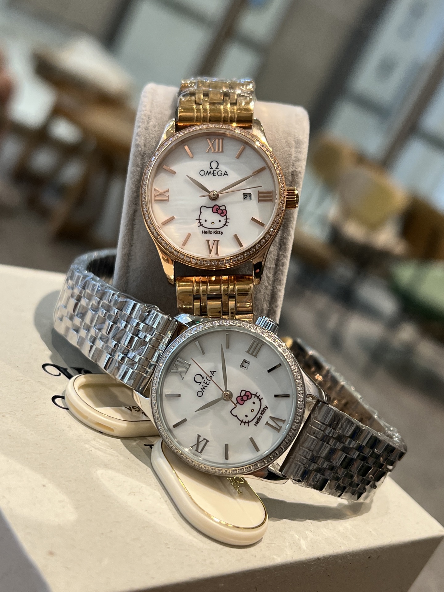 Orologio Omega Hello Kitty al quarzo da donna, cassa e bracciale oro/argento, quadrante bianco 34 mm al quarzo da donna