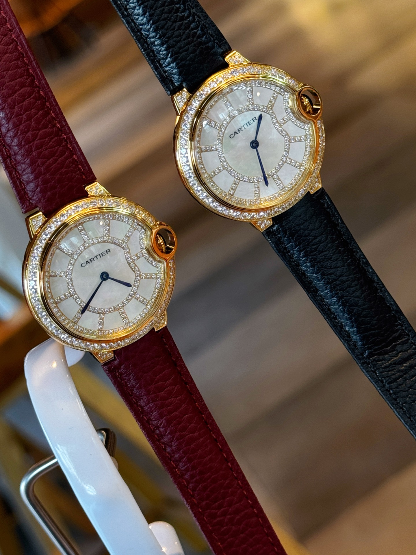 Cartier Ballon Bleu de Cartier caja de oro, bisel de diamantes, esfera de nácar, correa de piel color burdeos 36 mm Cuarzo para mujer