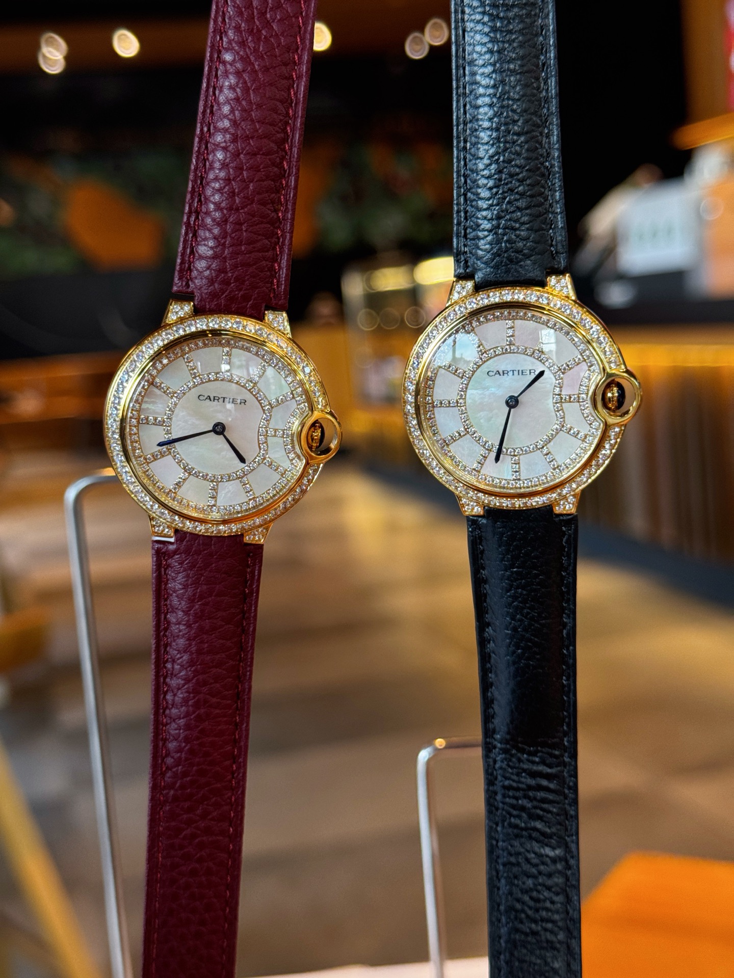 Cartier Ballon Bleu de Cartier caja de oro, bisel de diamantes, esfera de nácar, correa de piel color burdeos 36 mm Cuarzo para mujer