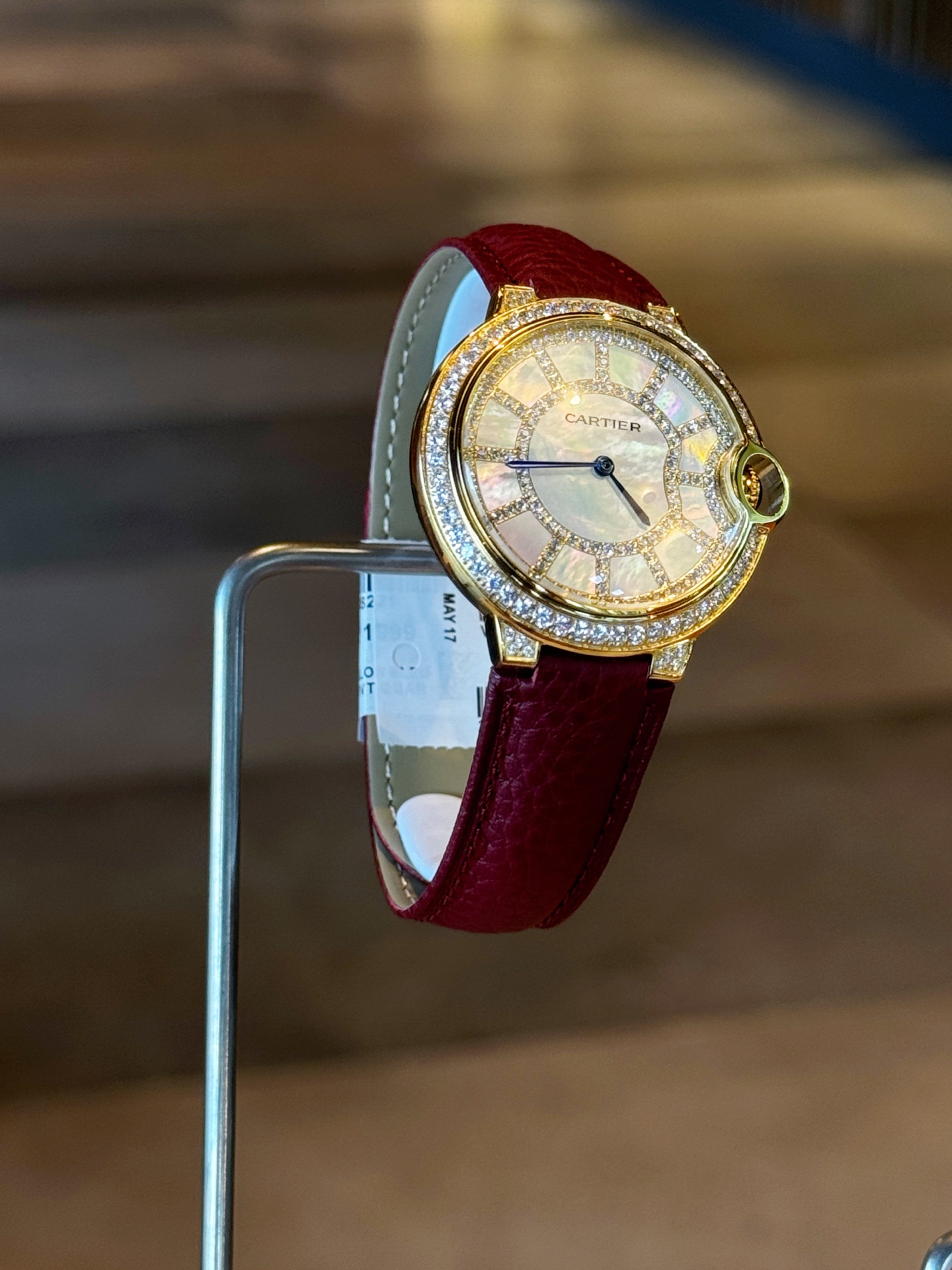 Cartier Ballon Bleu de Cartier caja de oro, bisel de diamantes, esfera de nácar, correa de piel color burdeos 36 mm Cuarzo para mujer