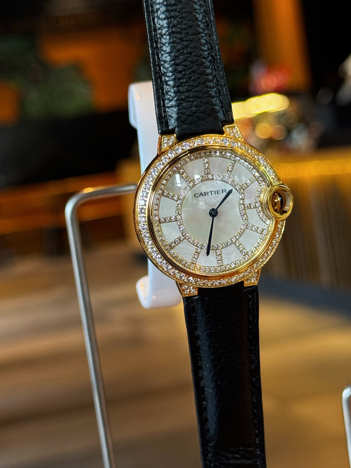 Cartier Ballon Bleu de Cartier caja de oro, bisel de diamantes, esfera de nácar, correa de piel color burdeos 36 mm Cuarzo para mujer