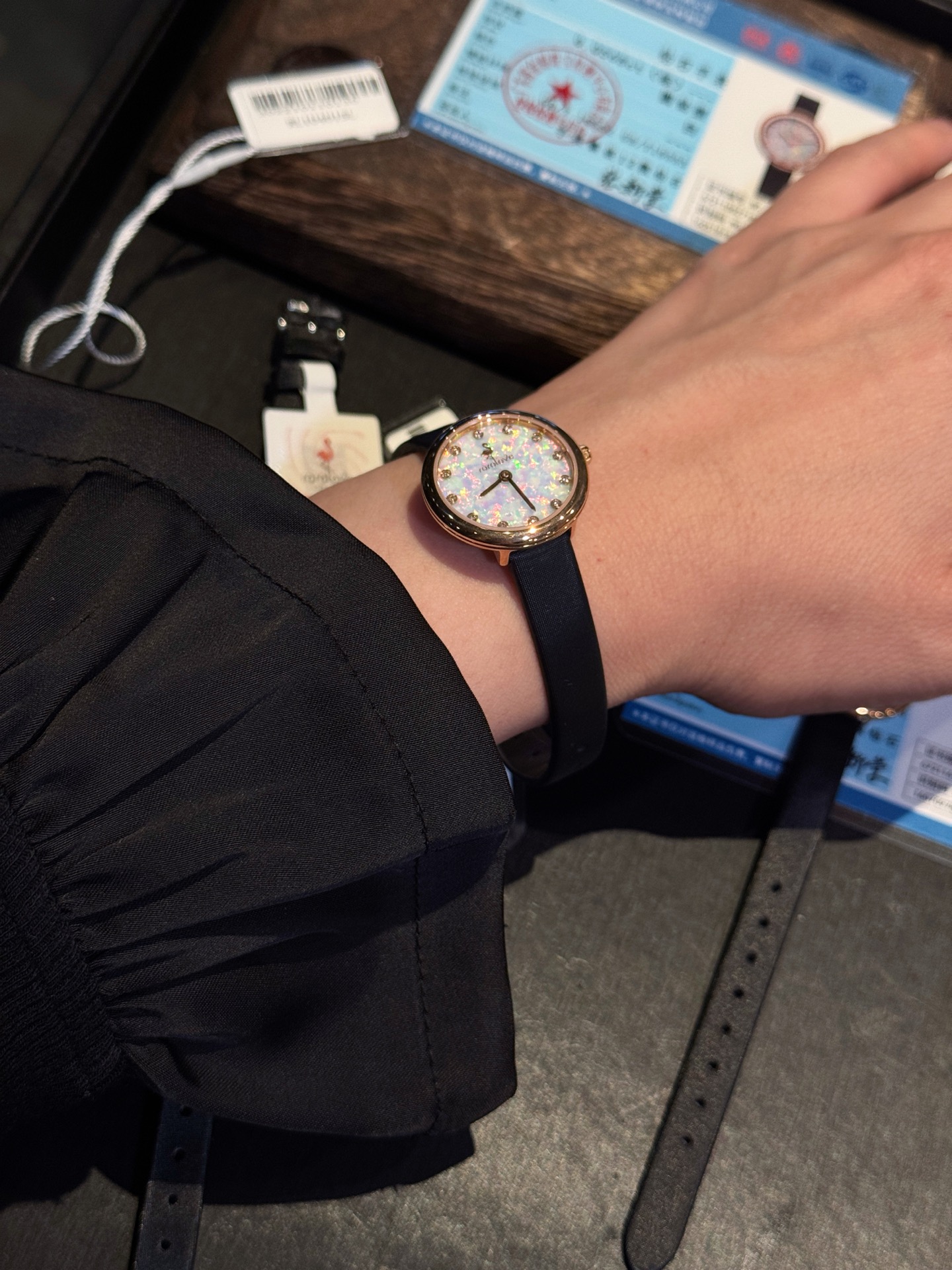 NO:641284,Exclusively authorized, genuine and authentic (inspection supported) 12 real diamonds on the dial. (With jewelry appraisal certificate) Shipping standards: Bare watch with tag and jewelry appraisal certificate, same price as gold and white. Brand rorolove, originated from the London Diamond Family watch. The locals said that flamingos only have one partner in their life, Roey.  Jones was touched by this romantic feeling. The whole dial has 12 real diamonds. It has a fidelity, one watch and one card jewelry appraisal company’s authoritative guarantee, and supports counter inspection. The dial diameter is 30mm, the dial has real diamonds, sapphire mirror glass, Swiss quartz imported movement, and it is 30-meter depth-proof.19860909独家授权 正品保真 (支持验货) 表盘12颗真钻. (附珠宝鉴定证书) 出货标准: 裸表吊牌珠宝鉴定证书 金白同价 品牌rorolove,源自于英国伦敦钻石世家腕表,当地人介绍火烈鸟一生只结一伴侣,Roey Jones被这种浪漫情怀所触动,全表盘带12颗真钻,保真一表一卡珠宝鉴定公司权威保卡,支持专柜验货,表盘直径30mm,表盘真钻,蓝宝石镜面玻璃,瑞士石英进口机芯,30米深度防米.,,Watch