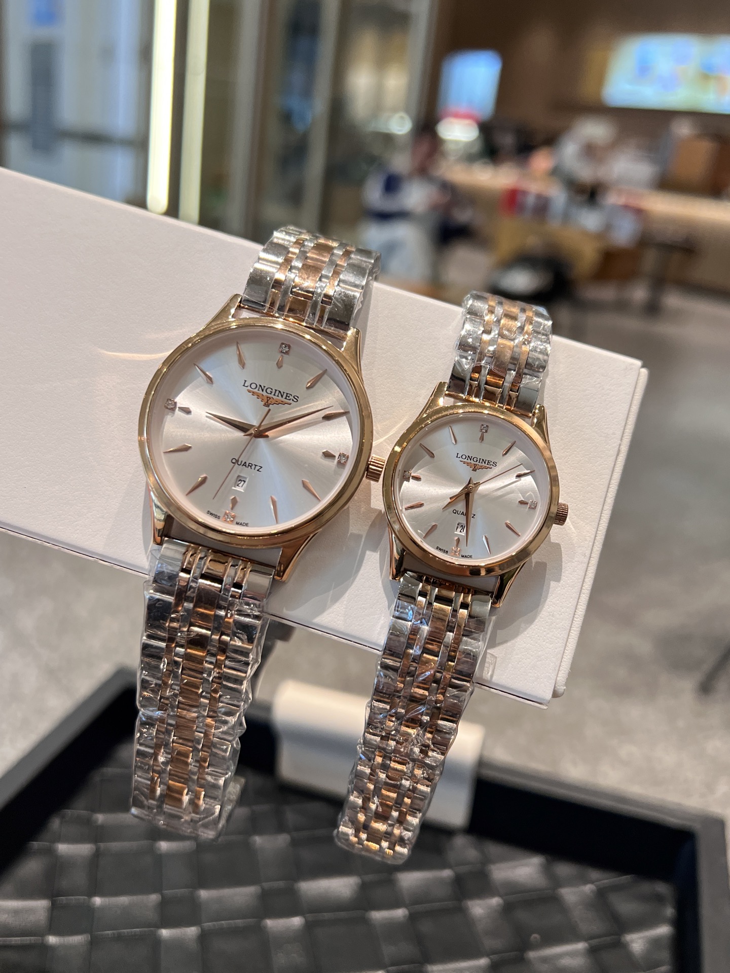 💰260
浪琴💑 情侣腕表   原装石英机芯  矿物质玻璃镜面 316L精钢表壳   直径男40mm女30mm 厚8mm💗如果今天的阳光☀️停止了它耀眼的光芒。那么你的一个微笑，将照亮我的整个世界