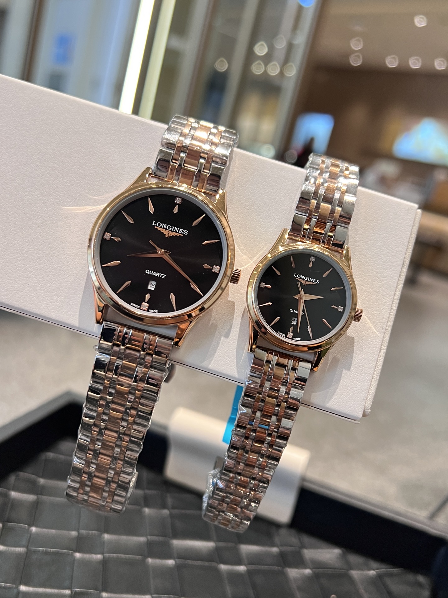 💰260
浪琴💑 情侣腕表   原装石英机芯  矿物质玻璃镜面 316L精钢表壳   直径男40mm女30mm 厚8mm💗如果今天的阳光☀️停止了它耀眼的光芒。那么你的一个微笑，将照亮我的整个世界