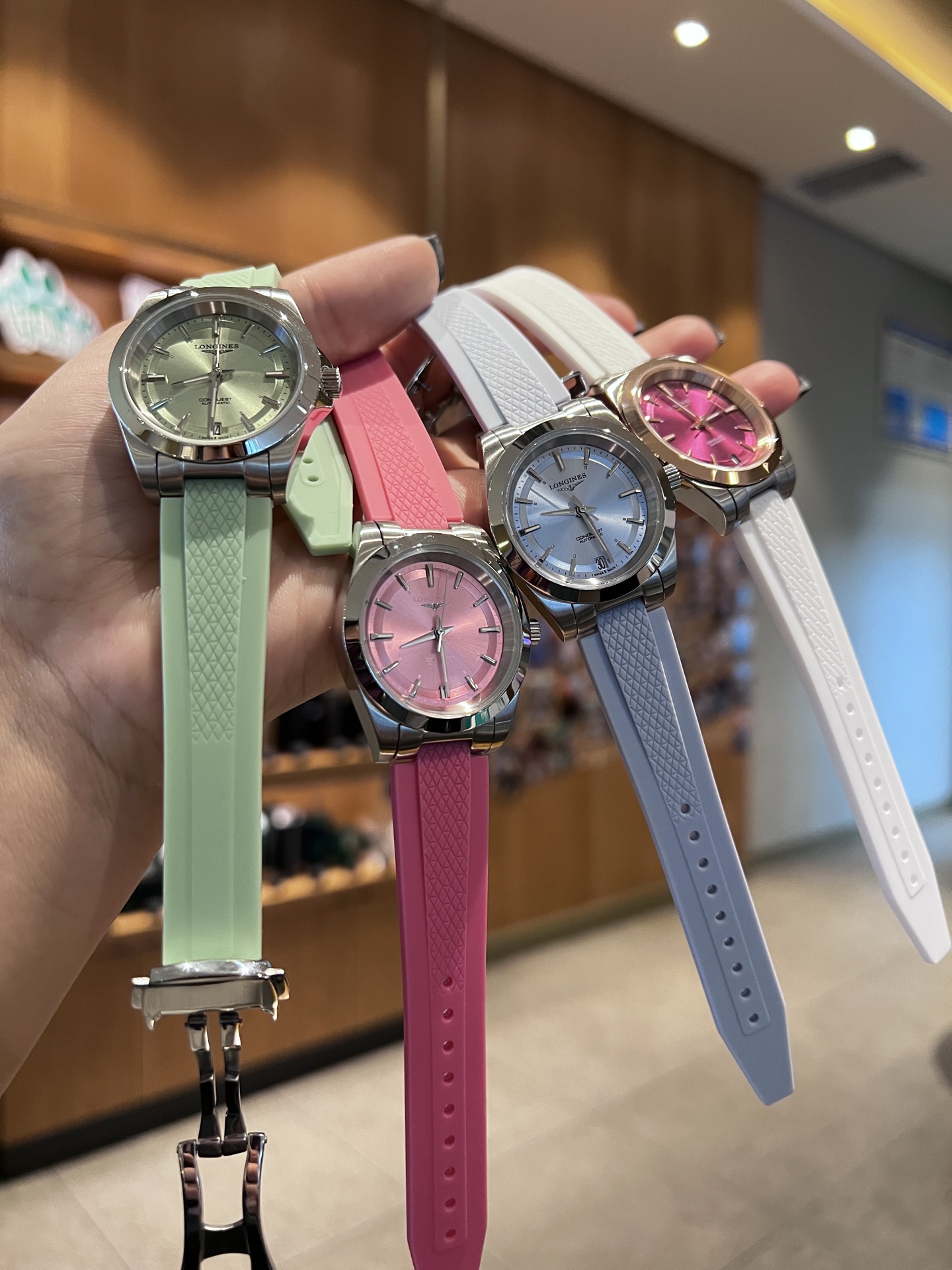 NO:741644,White shell with rose gold 20 diamond ring and 30 ring (normally shipped during the Spring Festival) Longines Concas Yuedong series new color and new dial tape model. Women's 34mm size, same color tape strap, 316 stainless steel material, one circle and one shell, CNC precision craftsmanship to create brushed and polished transition, smooth texture, imported Japanese movement with additional scale luminous function  The folding clasp is decorated with the brand's logo and has exquisite craftsmanship and clear lines [Celebration] Three codes in one (look for the exclusive code 56776747). It can be matched with all kinds of jewelry. It is high-end and fashionable. You will know its beauty when you see the real thing! [Fireworks],, longines19860909白壳玫瑰金20钻圈30(春节期间正常代发) 浪琴康卡斯悦动系列新色新表盘胶带款 女装34mm尺寸,同色胶带表带,316精钢材质,一圈一壳,CNC精工艺打造拉丝抛光处理过渡流畅质感拉满,进口日本机芯附加刻度夜光功能 折叠式表扣饰以品牌标志工艺细腻纹路清晰[庆祝]三码合一(认准独家编码56776747) 万能搭配各种首饰,高级又时髦,看到实物就知道它的美![烟花],,longines,Watch