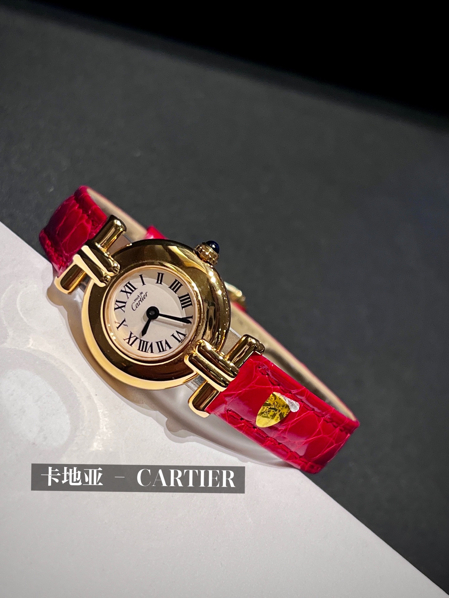 NO:726835,Gold light, gold diamonds, full of diamonds, luxury version of baby's breath with diamond dial, crocodile leather YYDS Cartier small whirlwind must de small gold watch, vintage second-hand out-of-stock king, high cost performance, close your eyes and enter. Fairy appearance, beautiful trinity, no need to choose, adults are all  in! [Color] The diameter of the watch is 24mm, the thickness is ultra-thin 5.8mm, equipped with Swiss quartz movement, Roman scale cream dial, simple large two needles, inlaid with natural diamonds and crocodile leather strap, which is more luxurious and super shiny. It can be salty or sweet, exquisite and elegant. Fashion is a classic reincarnation ~ maybe you are the most familiar with this year's retro style. Recommended index, cartier, crocodile skin19860909金光,金钻,满钻 奢华版满天星镶钻表盘鳄鱼皮YYDS 卡地亚小旋风must de小金表vintage中古断货王,性价比高闭眼入.神仙颜值美绝trinity,不用选择选择,成年人都是all in![色]表径24mm,超薄厚度5.8mm,搭载瑞士石英机芯,罗马刻度奶油盘,简洁大两针,后镶天然美钻搭配鳄鱼皮表带更奢华超级闪.可仙可盐可甜,精致优雅上手绝美.时尚是一个经典的轮回～说不定今年的复古风,你就是走得最驾轻就熟的一个.推荐指数,,cartier,crocodile skin,Watch