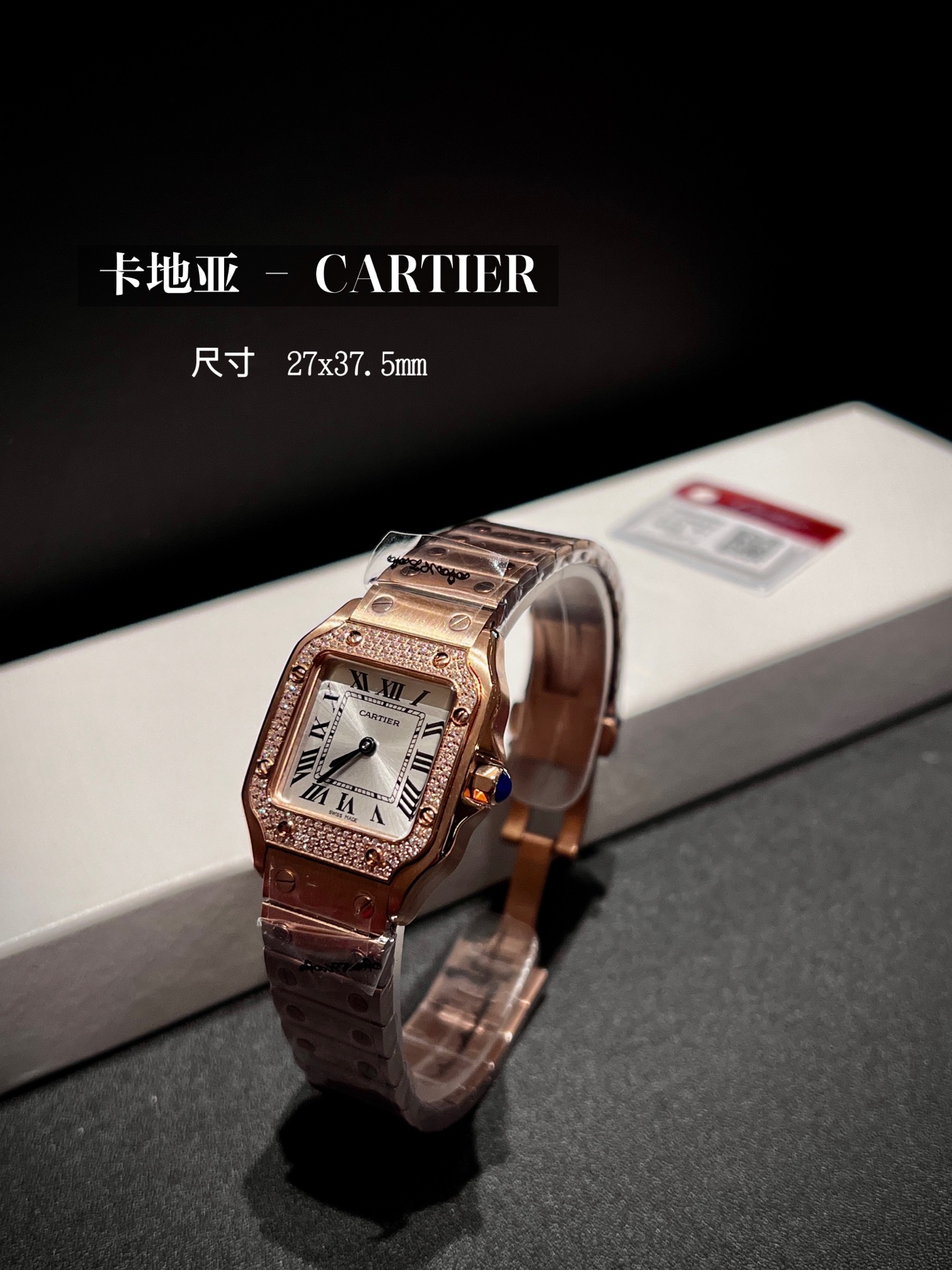 💰600金630 钻➕50🔰
2026首次公开推出新款 正品开模 台湾厂V12版卡地亚，女款小山度士 镀银磨砂表盘 罗马数字时标 剑形指蓝针  （超薄系列）机芯类型:进口石英机芯。 表径:女27×34.4mm表壳材质:316精钢。蓝宝石水晶玻璃，钢带卡地亚独有螺丝钉，细节做工与正品一致，三码合一。