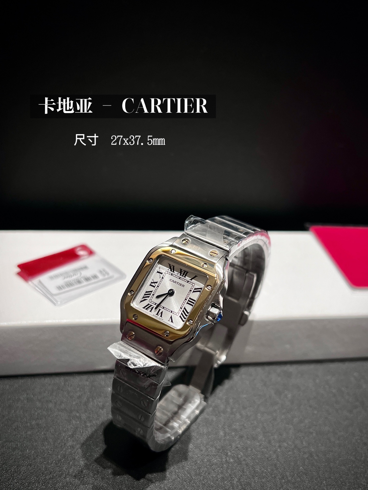 💰600金630 钻➕50🔰
2026首次公开推出新款 正品开模 台湾厂V12版卡地亚，女款小山度士 镀银磨砂表盘 罗马数字时标 剑形指蓝针  （超薄系列）机芯类型:进口石英机芯。 表径:女27×34.4mm表壳材质:316精钢。蓝宝石水晶玻璃，钢带卡地亚独有螺丝钉，细节做工与正品一致，三码合一。